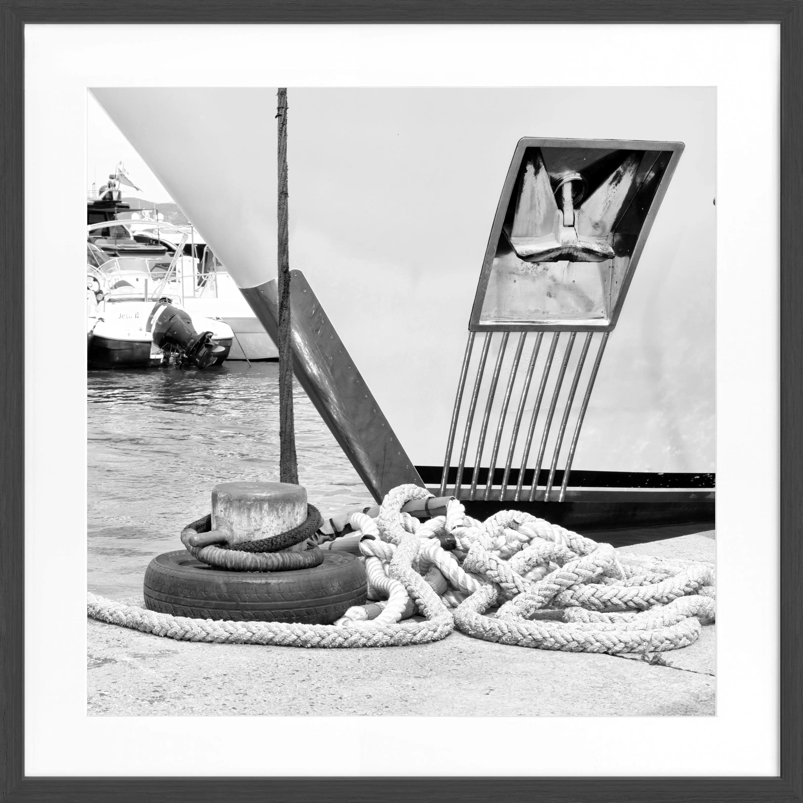 Schwarz-weiß Poster mit Rahmen 'Yacht' Saint Tropez von Cosman-Photocollection, quadratisch 55x55 cm, nautisches Motiv.