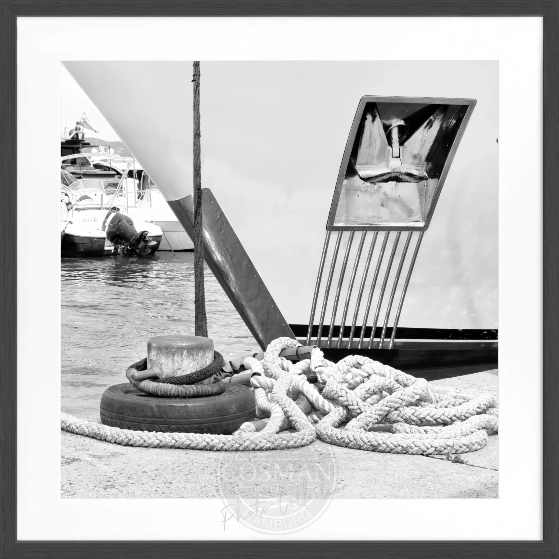 Schwarz-weiß Poster mit Rahmen 'Yacht' Saint Tropez, quadratisch 55x55cm, von Cosman-Photocollection, maritime Kunst.