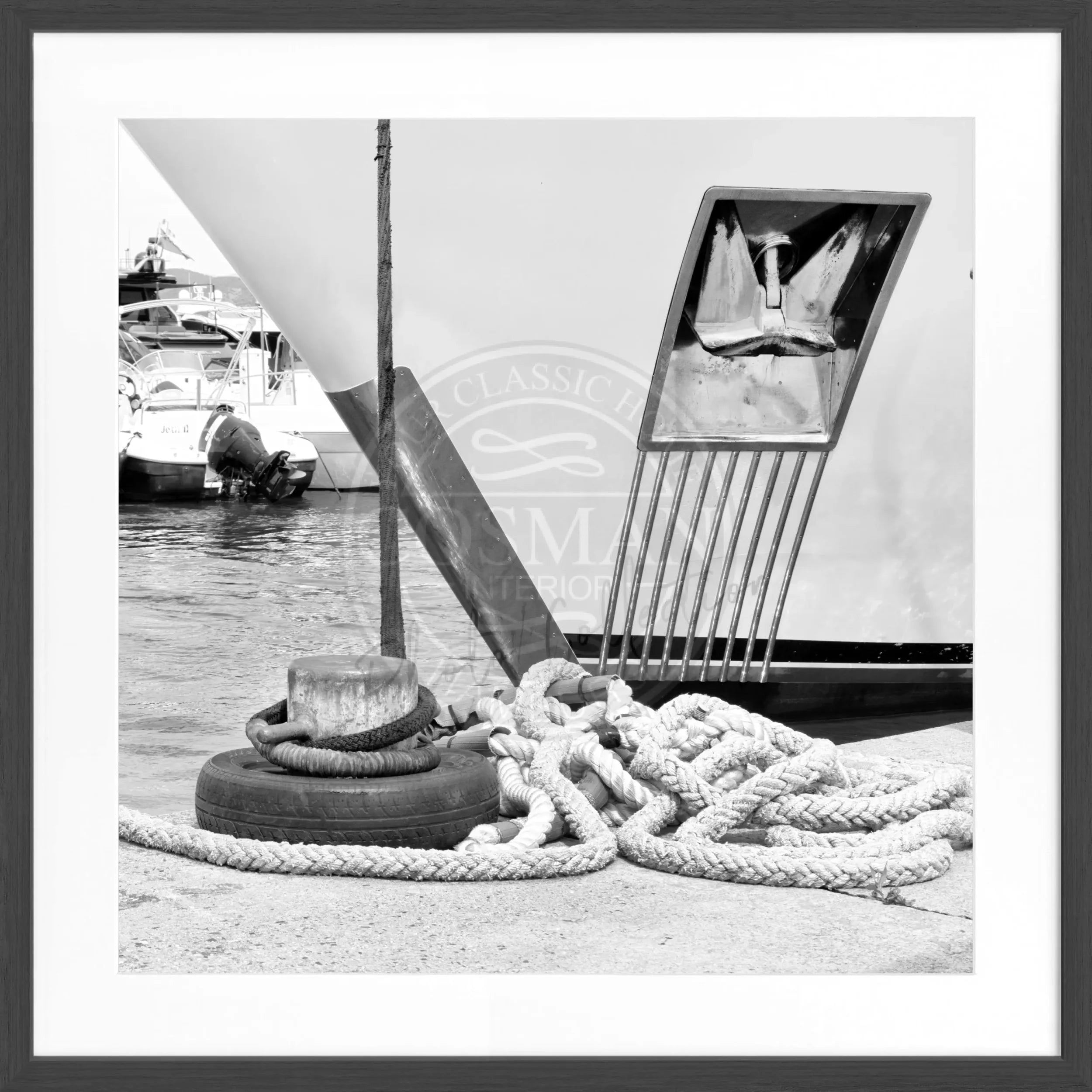 Schwarz-weiß Poster mit Rahmen 'Yacht' Saint Tropez, quadratisch 55x55cm, von Cosman-Photocollection, maritime Kunst.