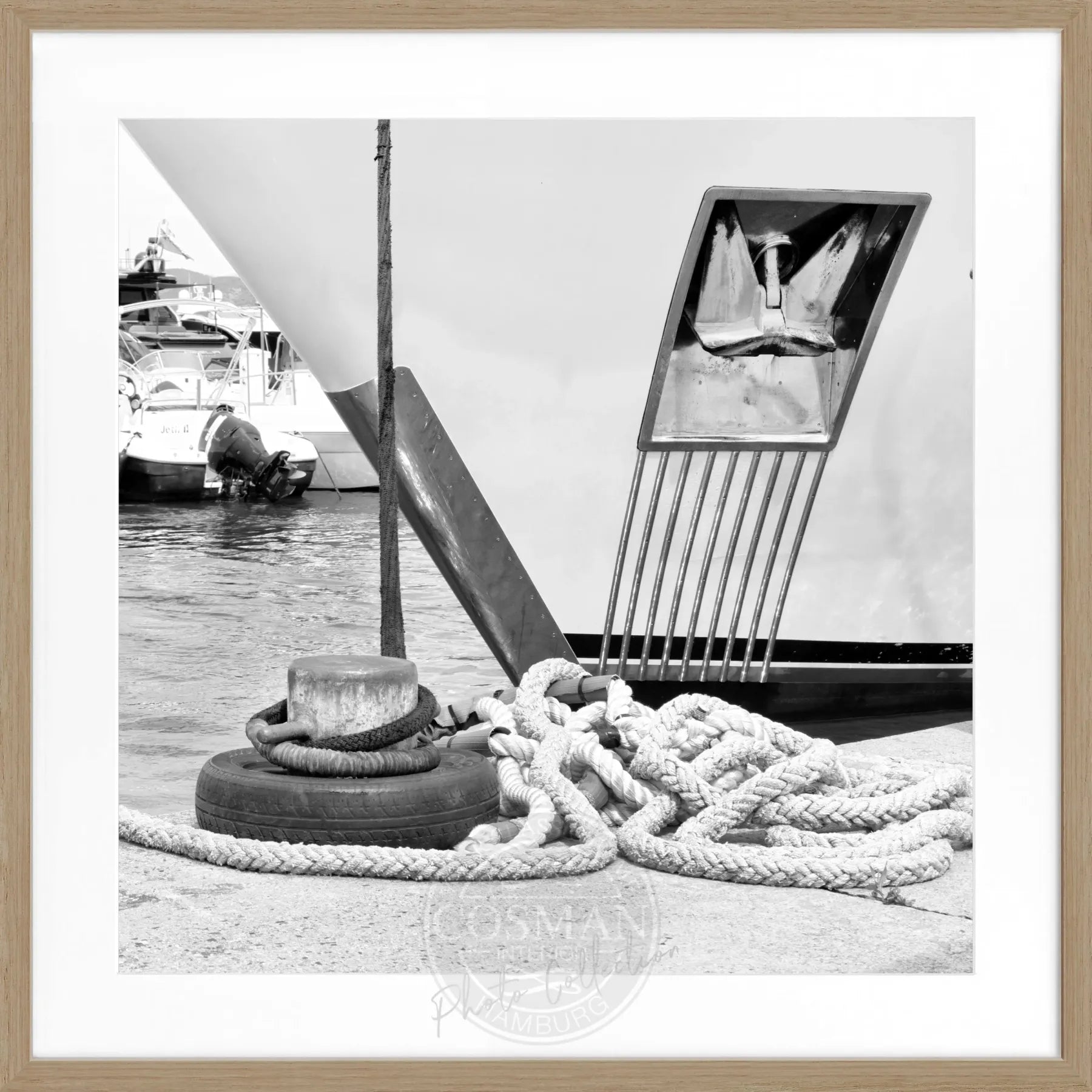 Schwarz-weiß Poster mit Rahmen, Motiv einer Yacht in Saint Tropez, von Cosman-Photocollection, quadratisch 55x55 cm