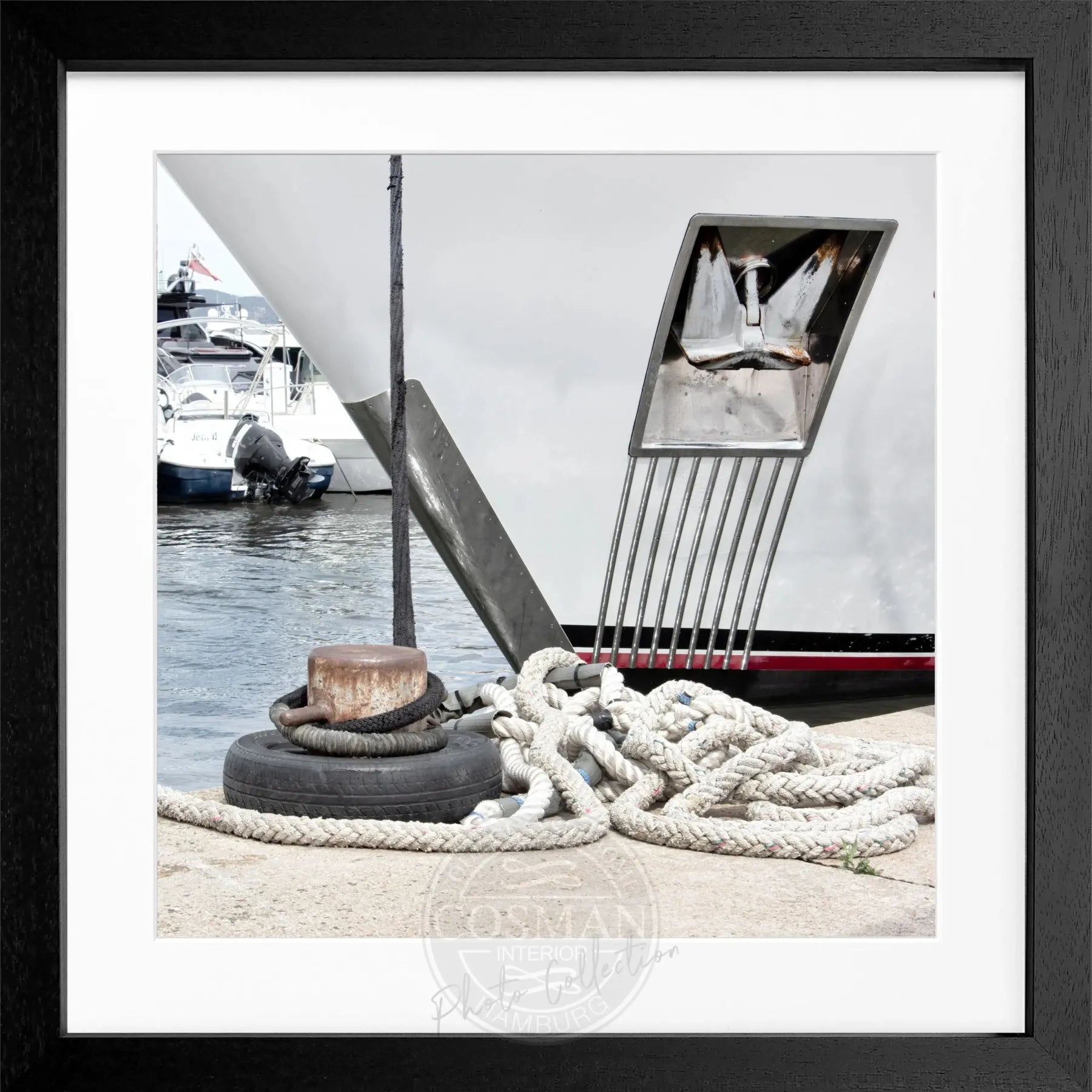 Schwarz-weiß Poster mit Rahmen von Cosman-Photocollection, Motiv einer Yacht in Saint Tropez, quadratisch 55x55cm.