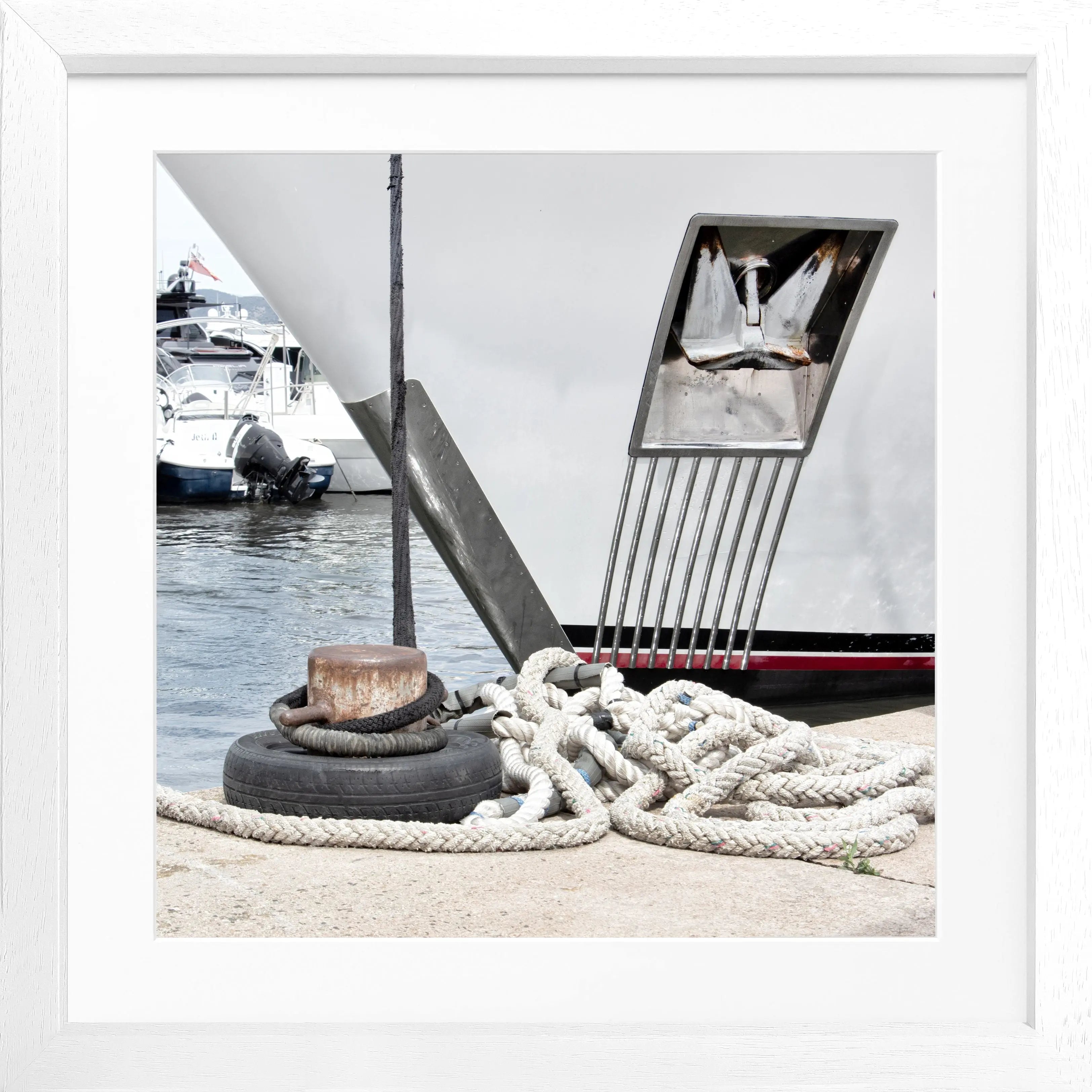 Schwarz-weiß Poster mit Rahmen, Motiv einer Yacht in Saint Tropez, von Cosman-Photocollection, quadratisch 55x55cm.