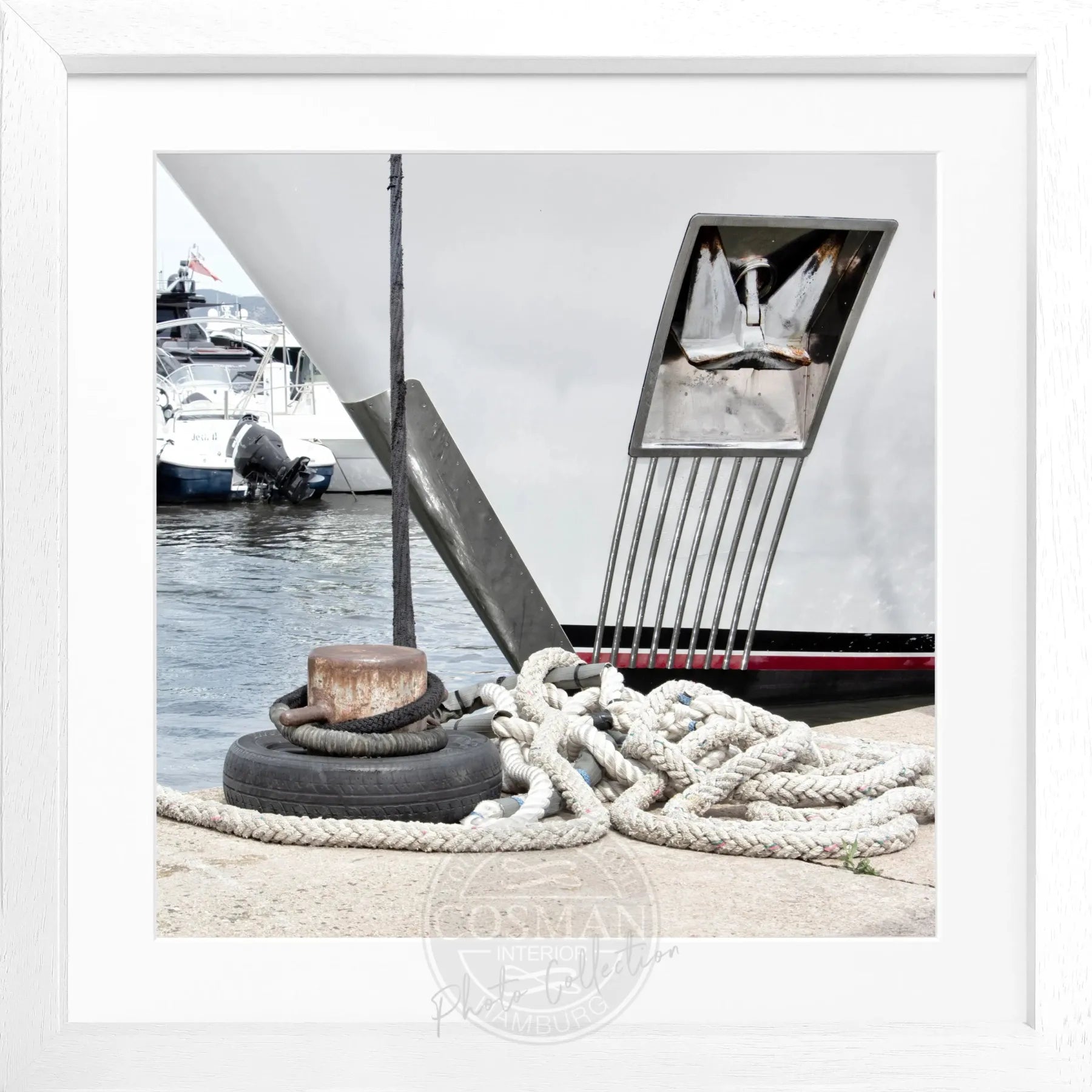 Schwarz-weiß Poster mit Rahmen, Yacht in Saint Tropez, Cosman-Photocollection, quadratisch 55x55cm, maritimes Design.