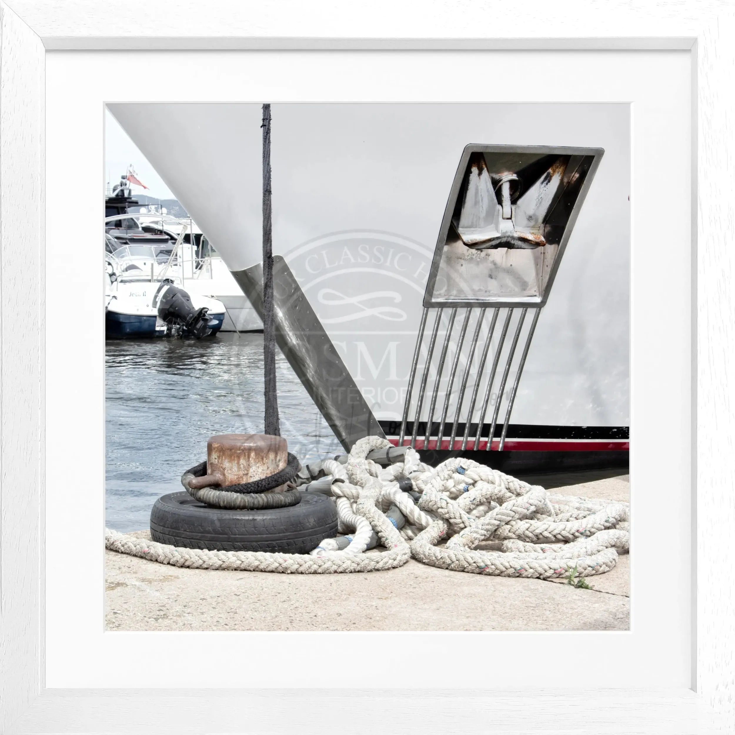 Schwarz-weiß Poster mit Rahmen, Yacht in Saint Tropez, Cosman-Photocollection, quadratisch 55x55cm, maritimes Design.
