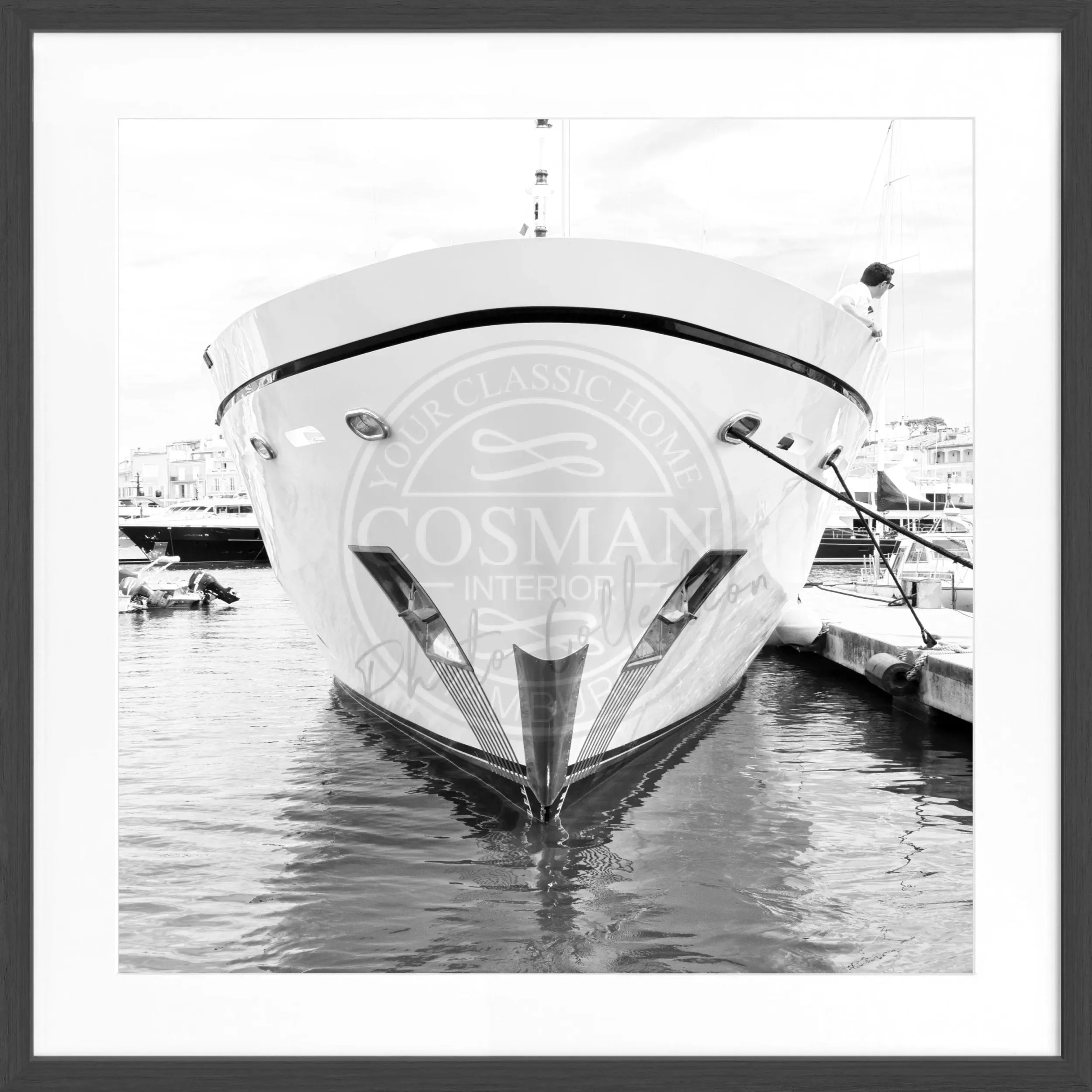 Schwarz-weiß Poster mit Rahmen ’Yacht’ Saint Tropez, quadratisch 55x55cm, von Cosman-Photocollection, maritime Dekoration.