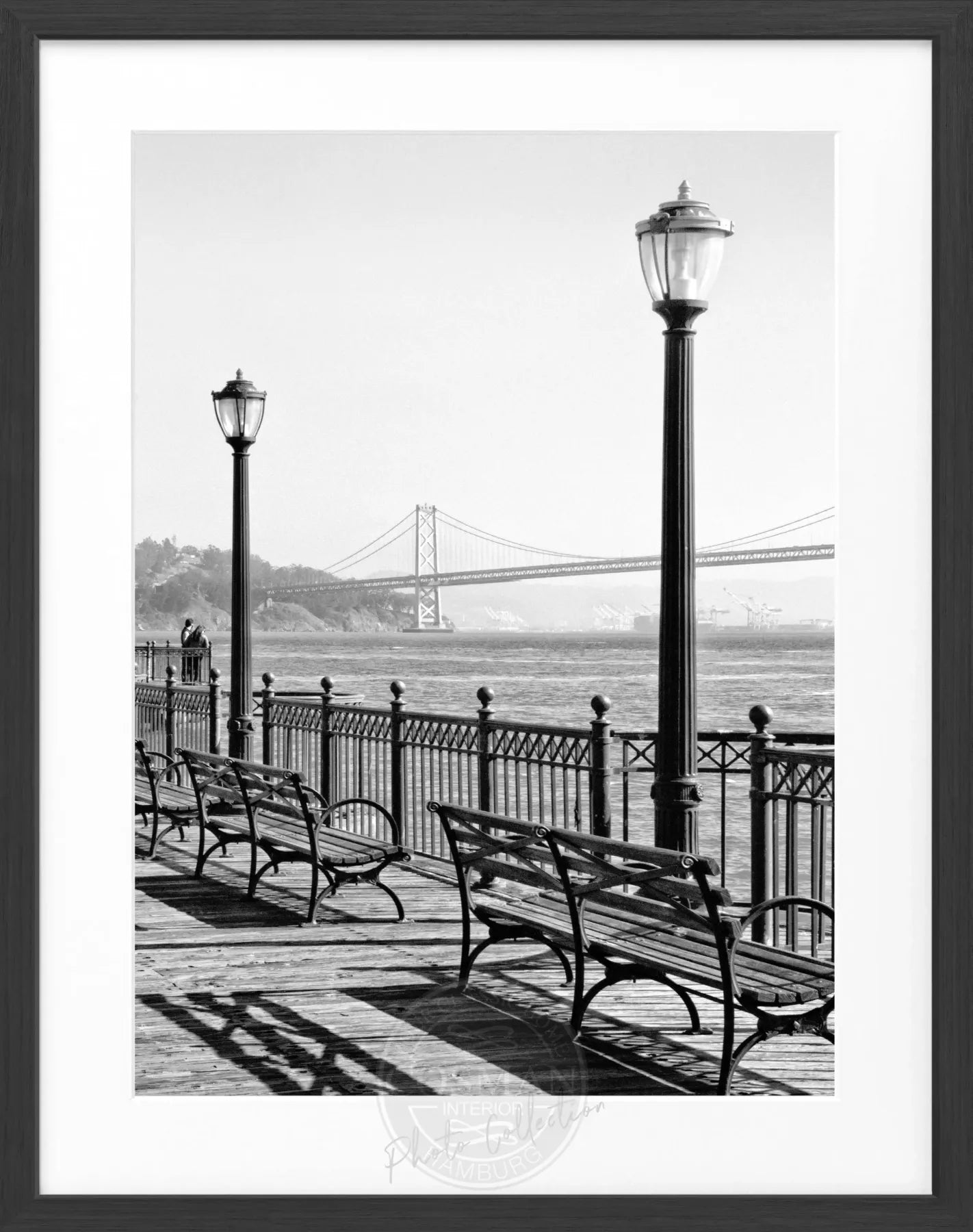 Schwarz-weiß Poster mit Rahmen von Cosman-Photocollection, zeigt die Bay Bridge in San Francisco, Maße 25x31cm