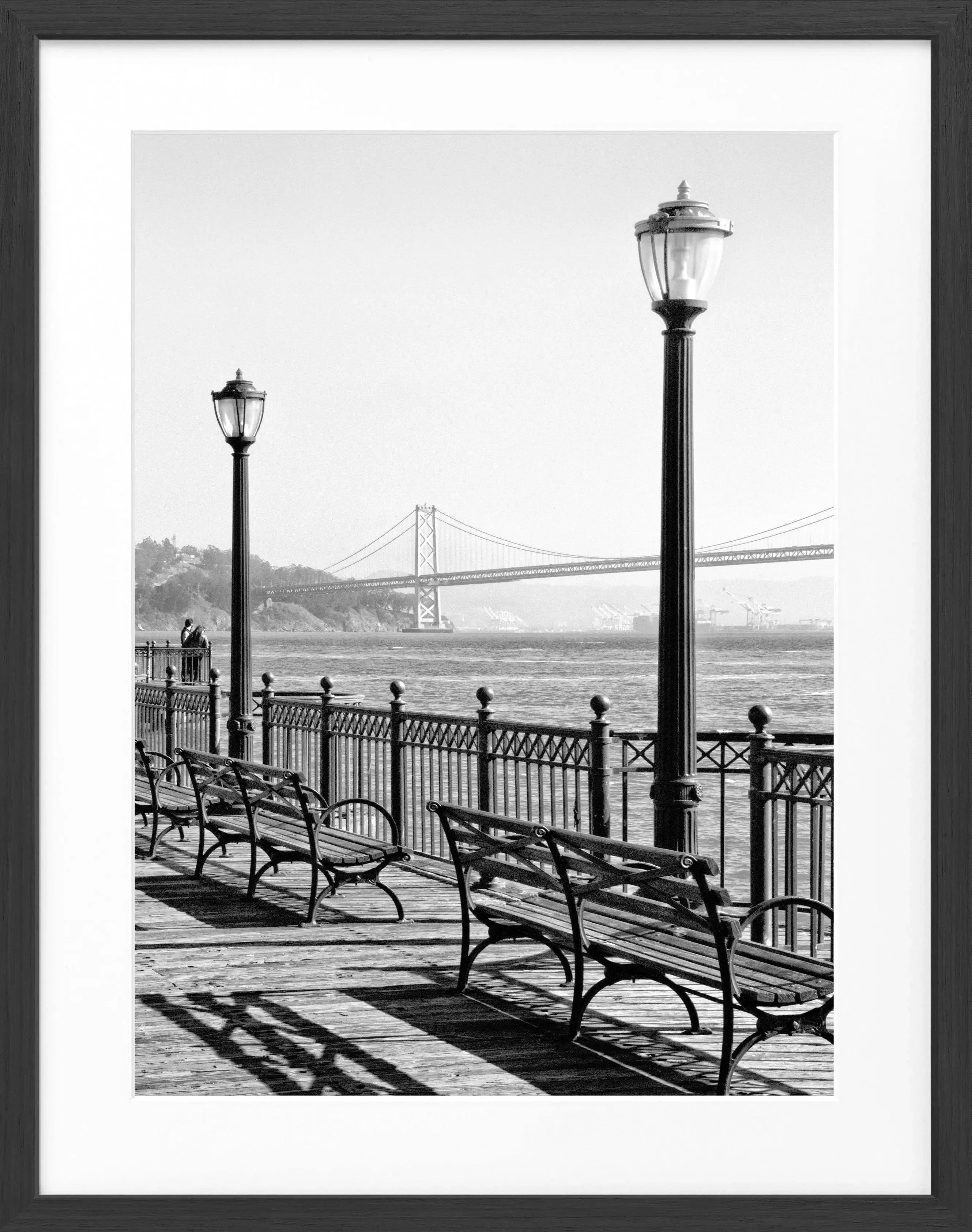 Schwarz-weiß Poster mit Rahmen von Cosman-Photocollection, zeigt die Bay Bridge in San Francisco, Maße 25x31cm