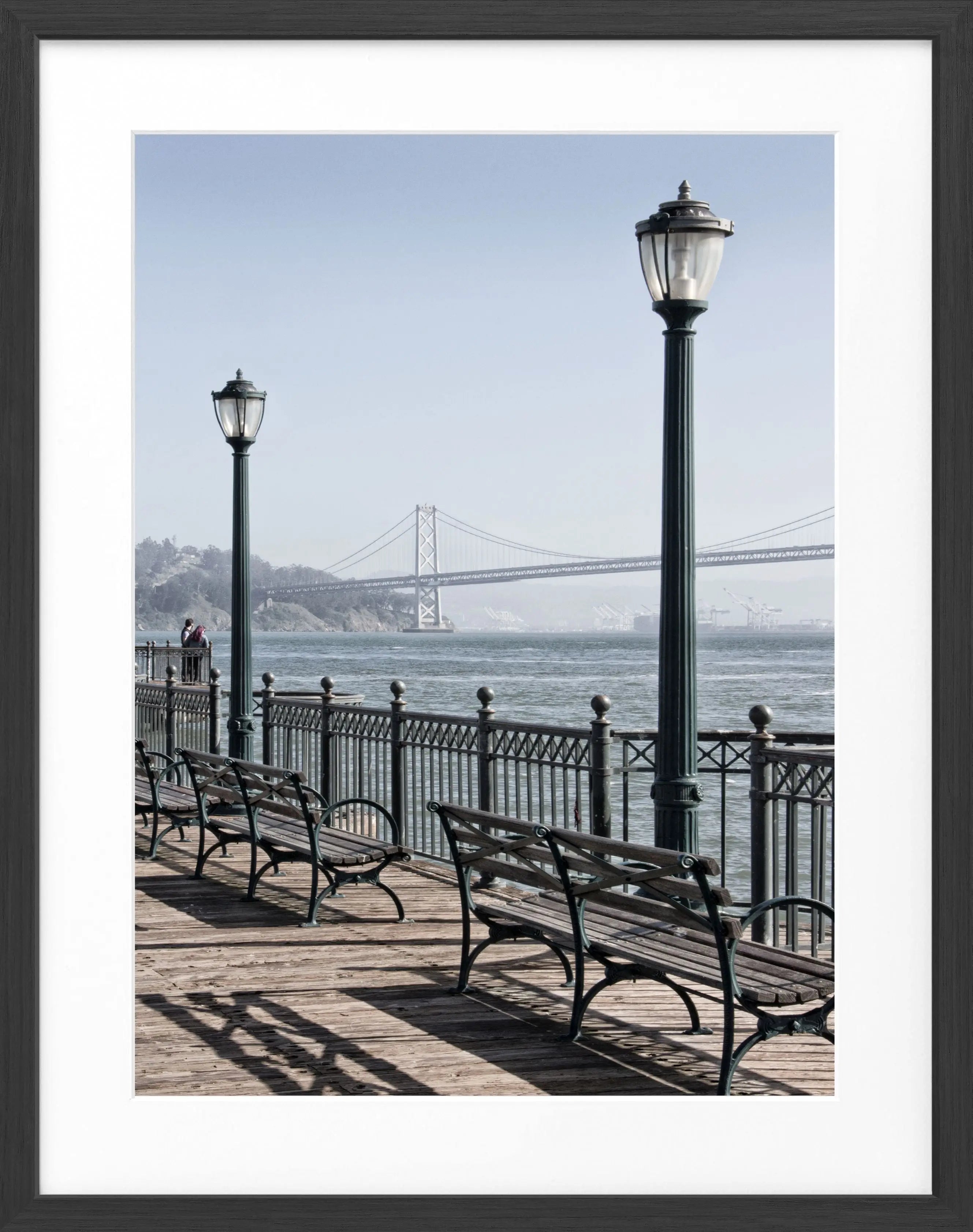 Schwarz-weiß Poster mit Rahmen von Cosman-Photocollection, zeigt die Bay Bridge in San Francisco, Maße 25x31cm