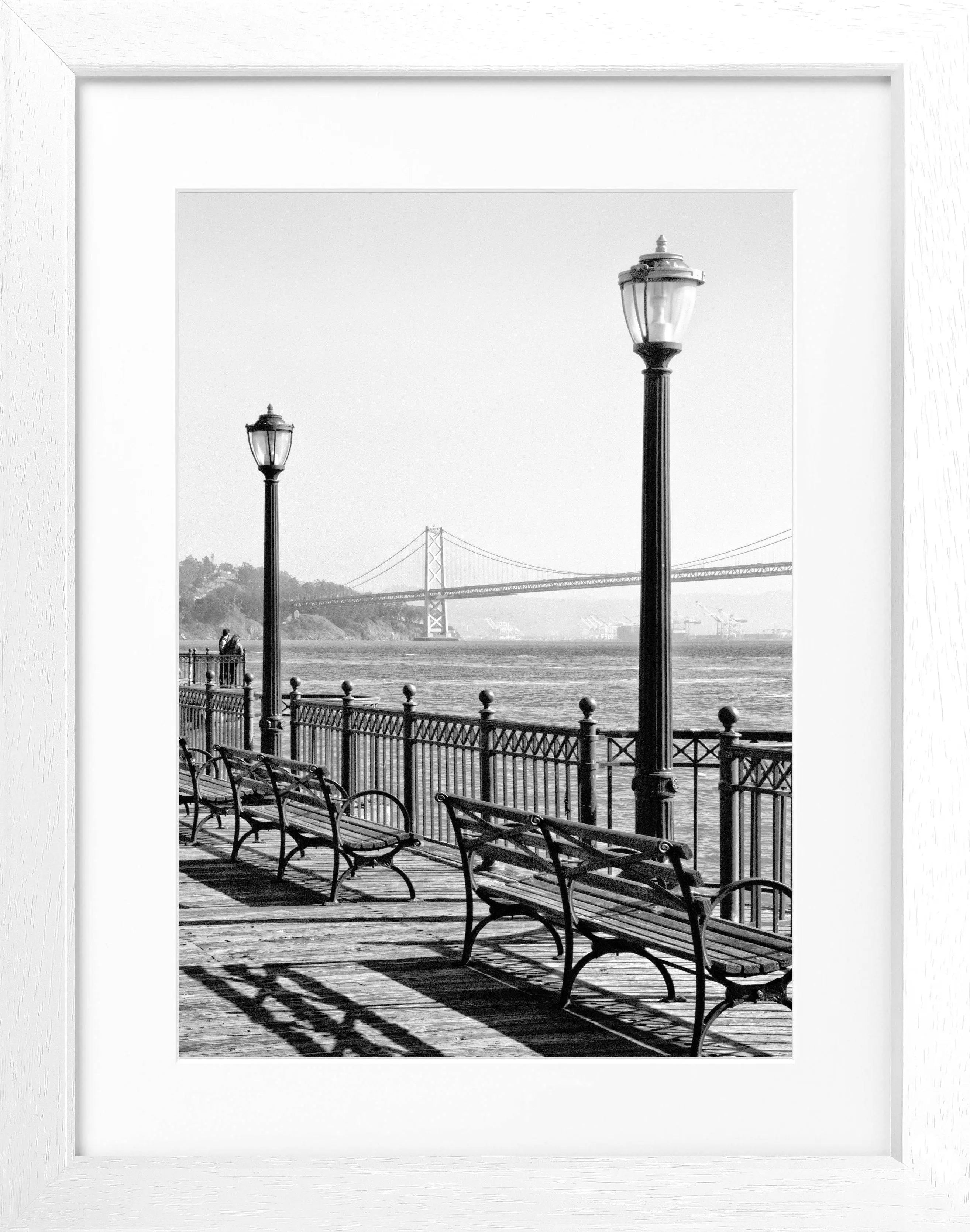 Schwarz-weiß Poster mit Rahmen von Cosman-Photocollection, Motiv der Bay Bridge in San Francisco, 25x31 cm