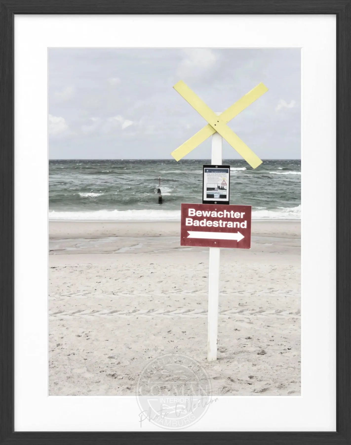 Schwarz-weiß Poster mit Rahmen „Bewachter Badestrand“ Sylt von Cosman-Photocollection, 25x31 cm, Küstenmotiv
