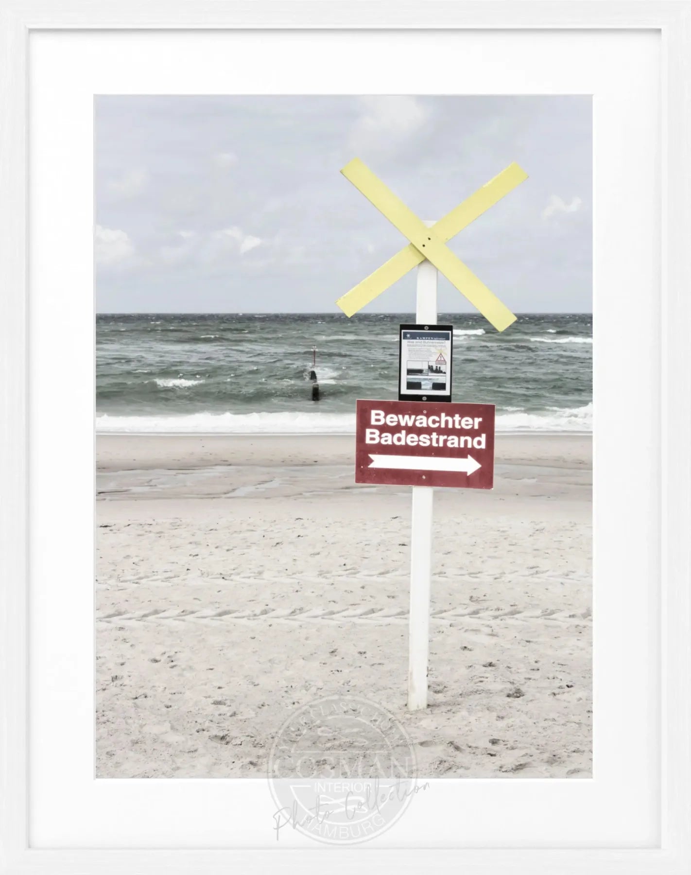 Schwarz-weiß Poster mit Rahmen, ‘Bewachter Badestrand’ Sylt, von Cosman-Photocollection, 25x31cm, Meeresküstenmotiv