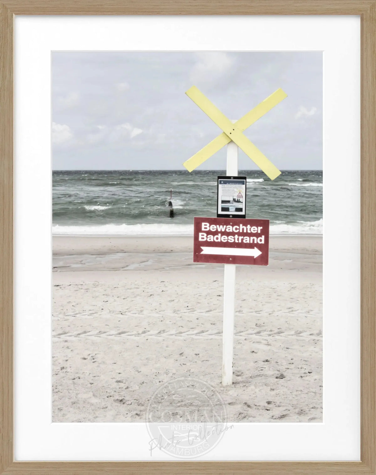 Schwarz-weiß Poster mit Rahmen, "Bewachter Badestrand" auf Sylt, von Cosman-Photocollection, 25x31 cm, maritime Küstenansicht