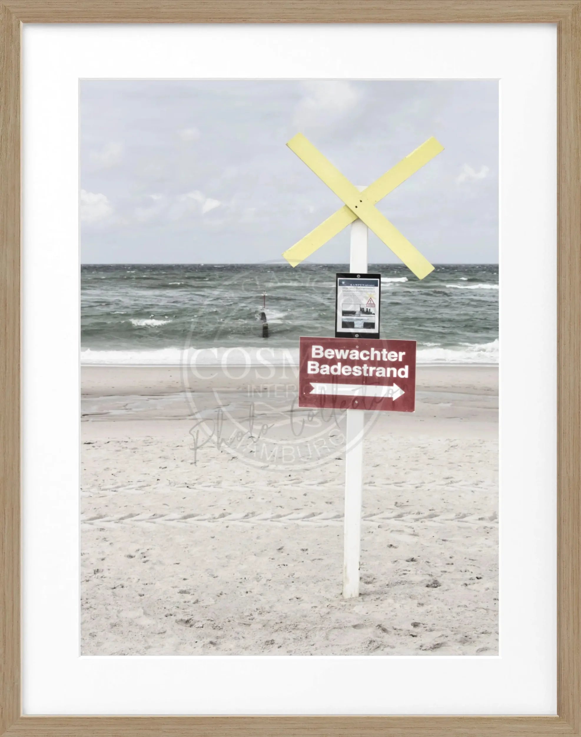 Schwarz-weiß Poster mit Rahmen, "Bewachter Badestrand" auf Sylt, von Cosman-Photocollection, 25x31 cm, maritime Küstenansicht