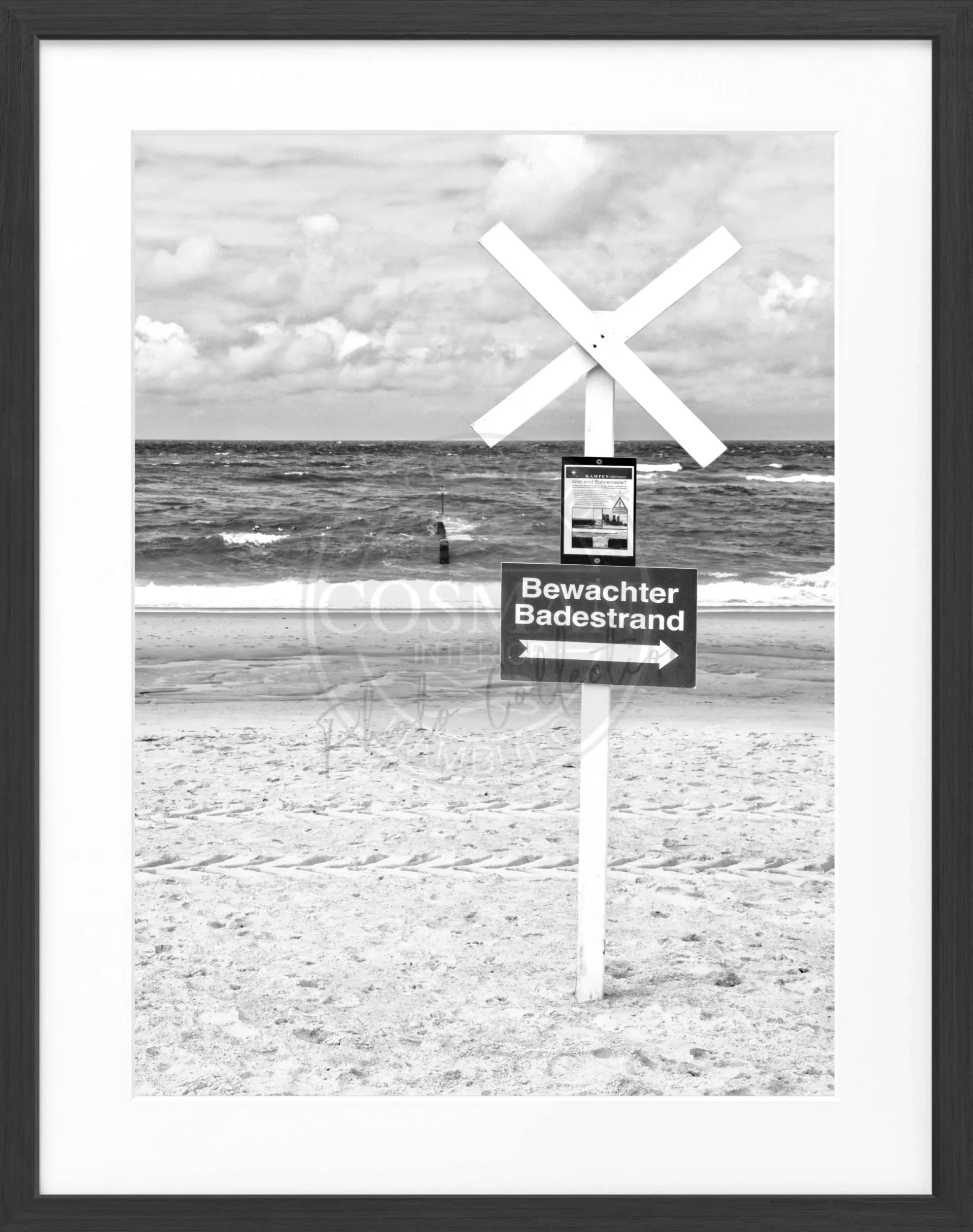 Schwarz-weiß Poster mit Rahmen, zeigt den bewachten Badestrand auf Sylt, von Cosman-Photocollection, 25x31 cm