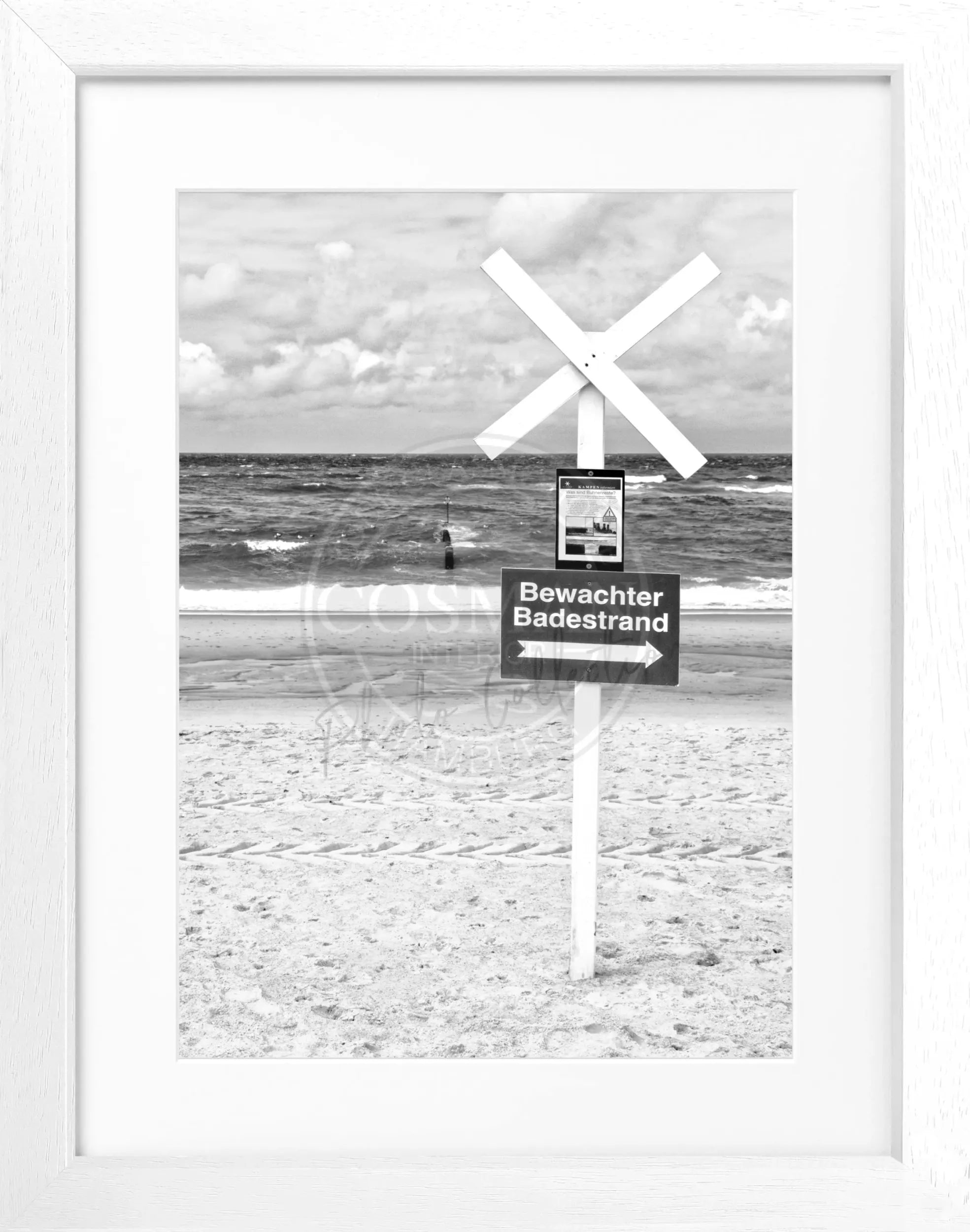 Schwarzes und weißes Poster mit Rahmen ’Bewachter Badestrand’ Sylt, 25x31cm, von Cosman-Photocollection, Strandmotiv.