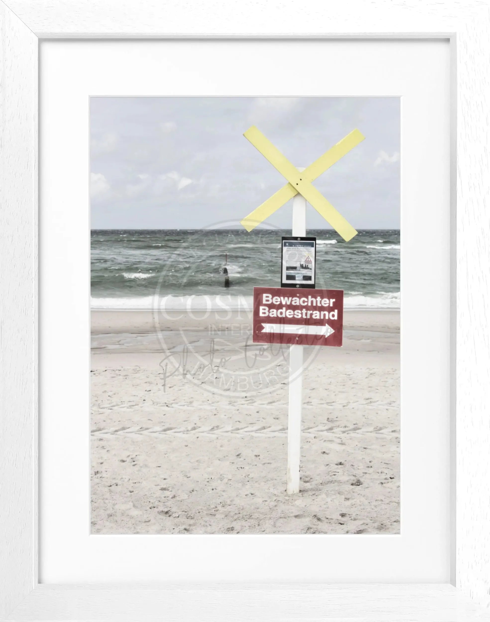 Schwarz-weiß Poster mit Rahmen, zeigt den bewachten Badestrand auf Sylt, von Cosman-Photocollection, Maße 25x31 cm