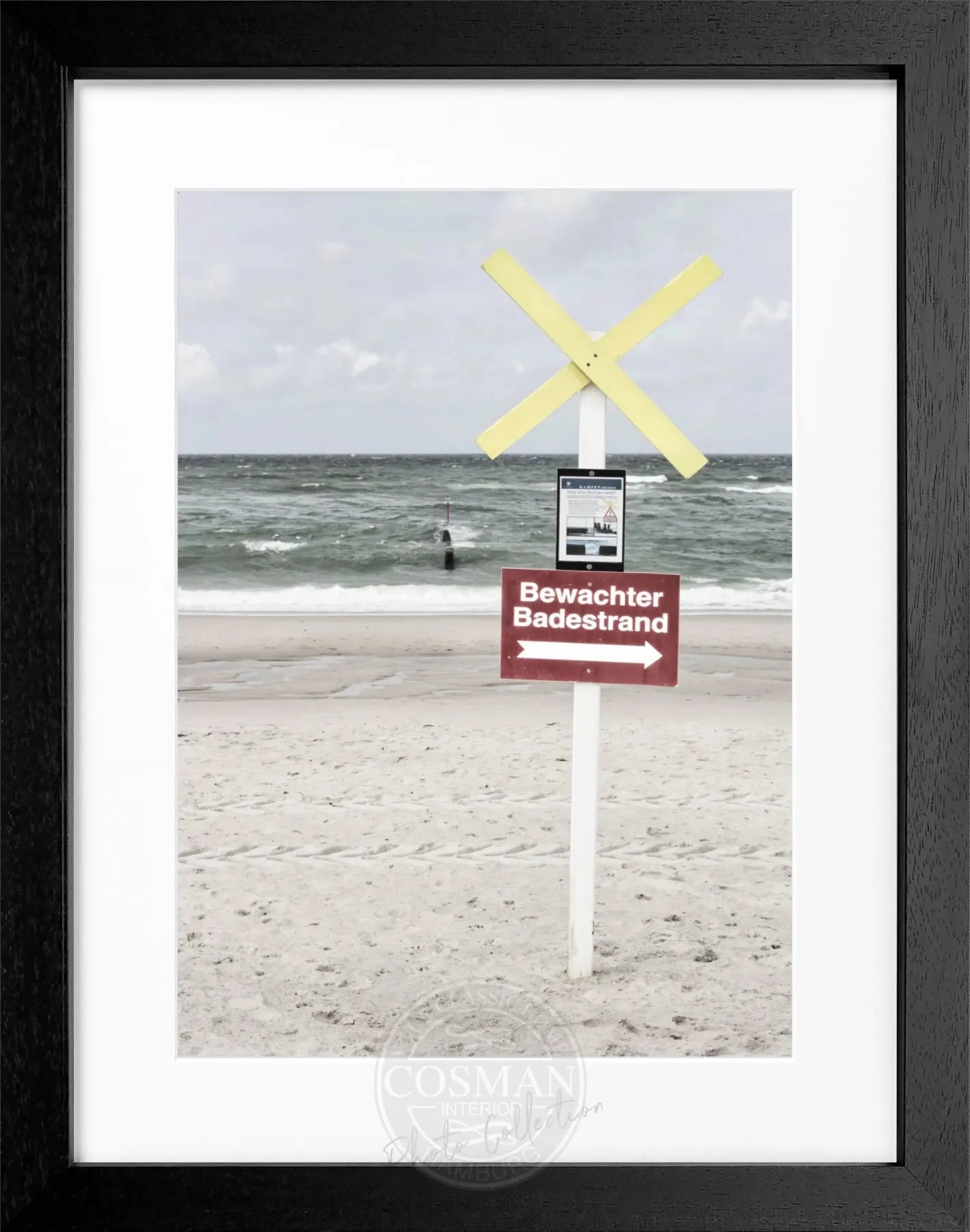 Schwarz-weiß Poster mit Rahmen, bewachter Badestrand auf Sylt, von Cosman-Photocollection, 25x31 cm, maritimes Motiv
