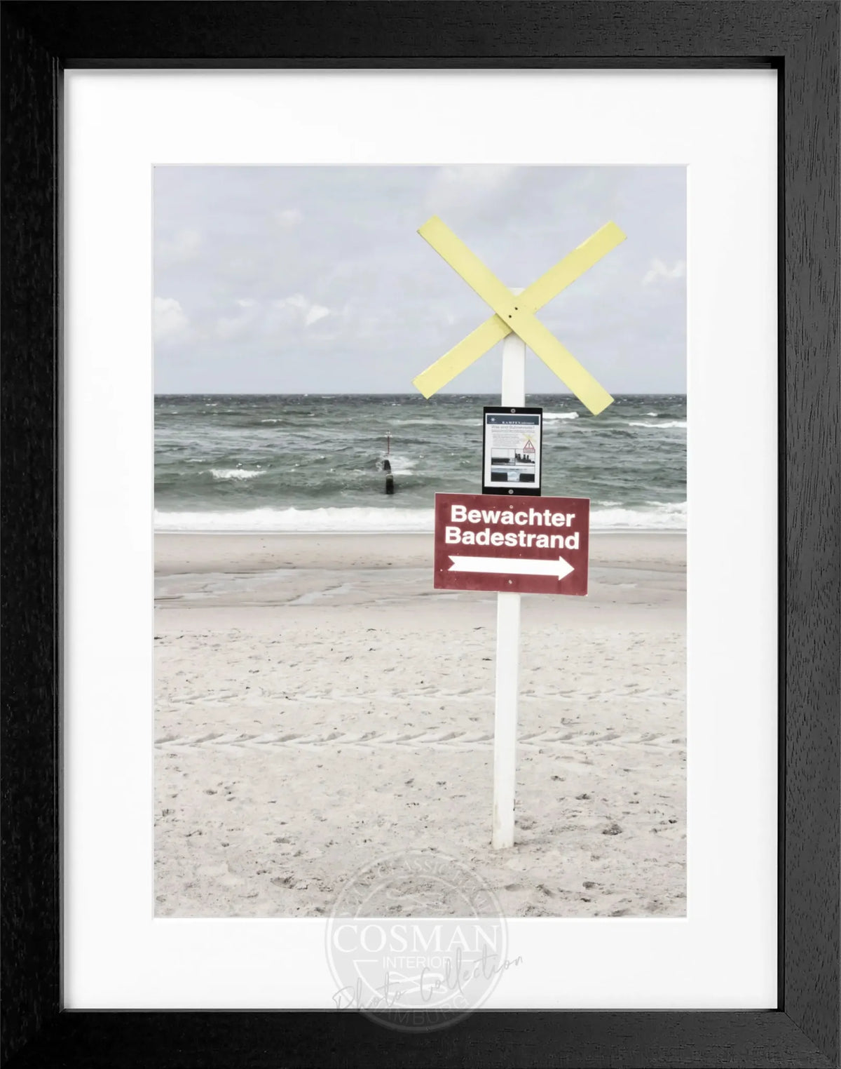Schwarz-weiß Poster mit Rahmen, bewachter Badestrand auf Sylt, von Cosman-Photocollection, 25x31 cm, maritimes Motiv