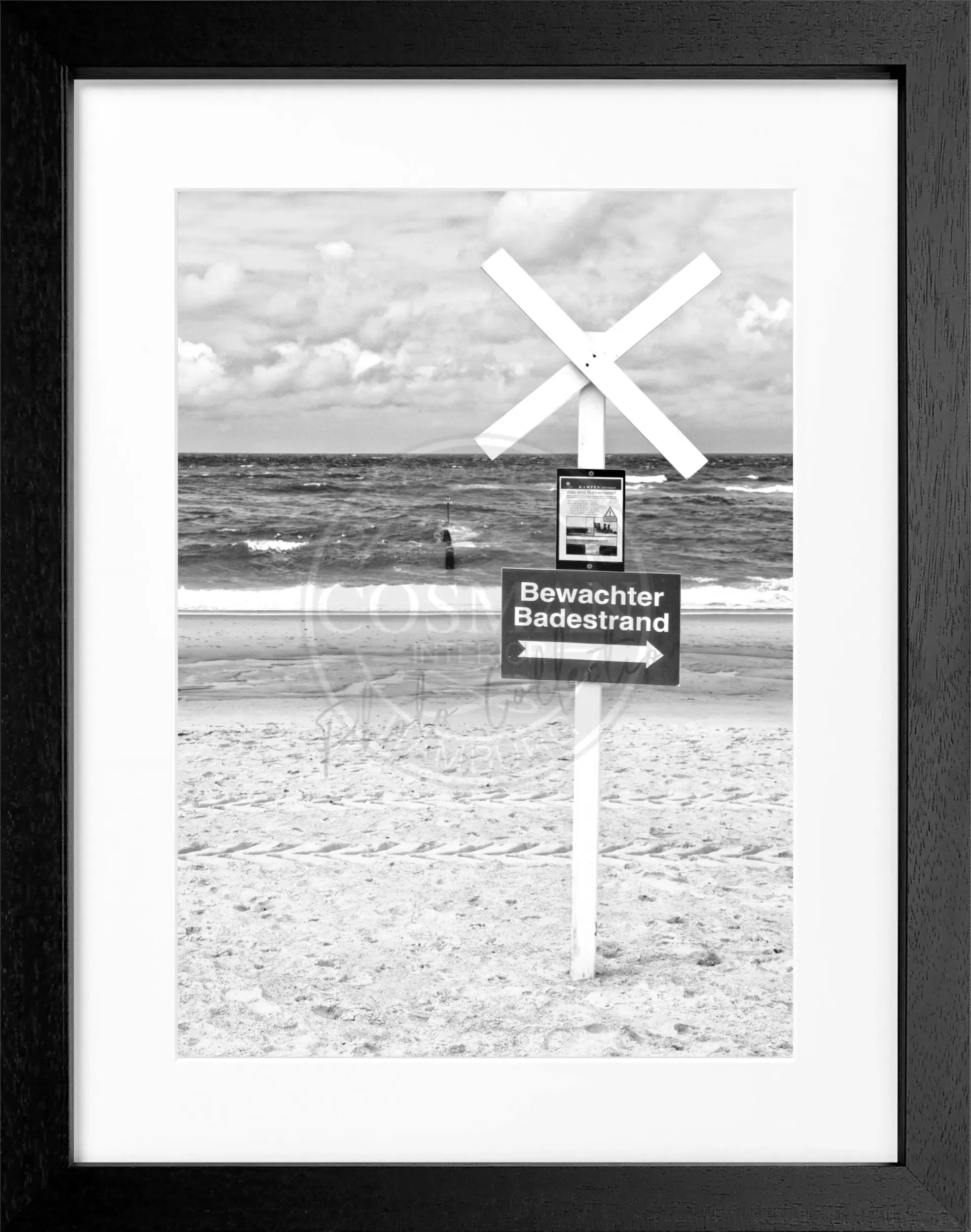 Schwarz-weiß Poster mit Rahmen, Motiv vom bewachten Badestrand auf Sylt, von Cosman-Photocollection, 25x31 cm