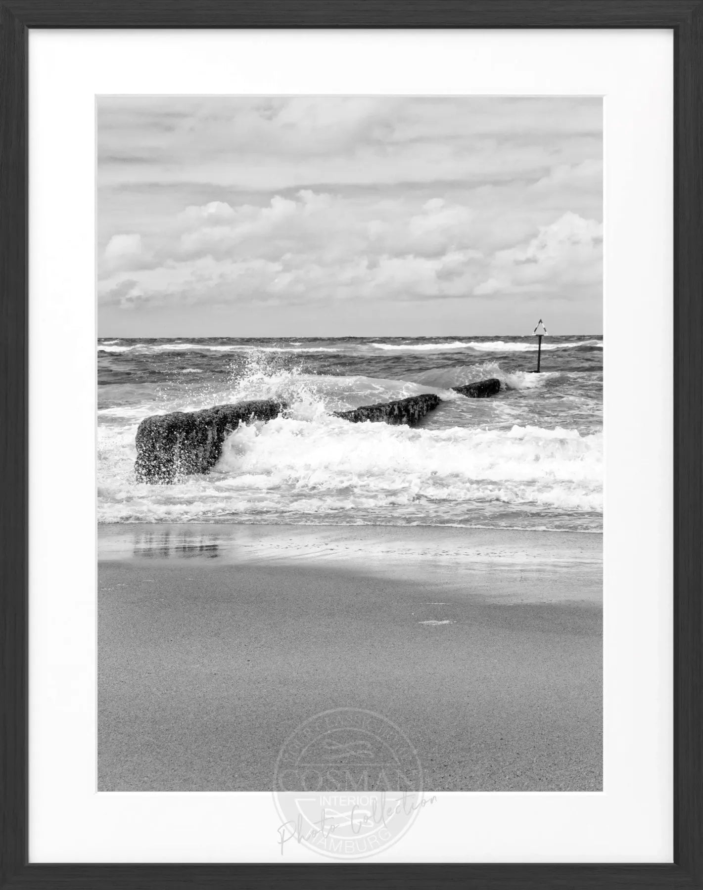 Schwarz-weiß Poster mit Rahmen ’Buhne’ auf Sylt, 25x31cm, von Cosman-Photocollection, zeigt eine maritime Bucht.