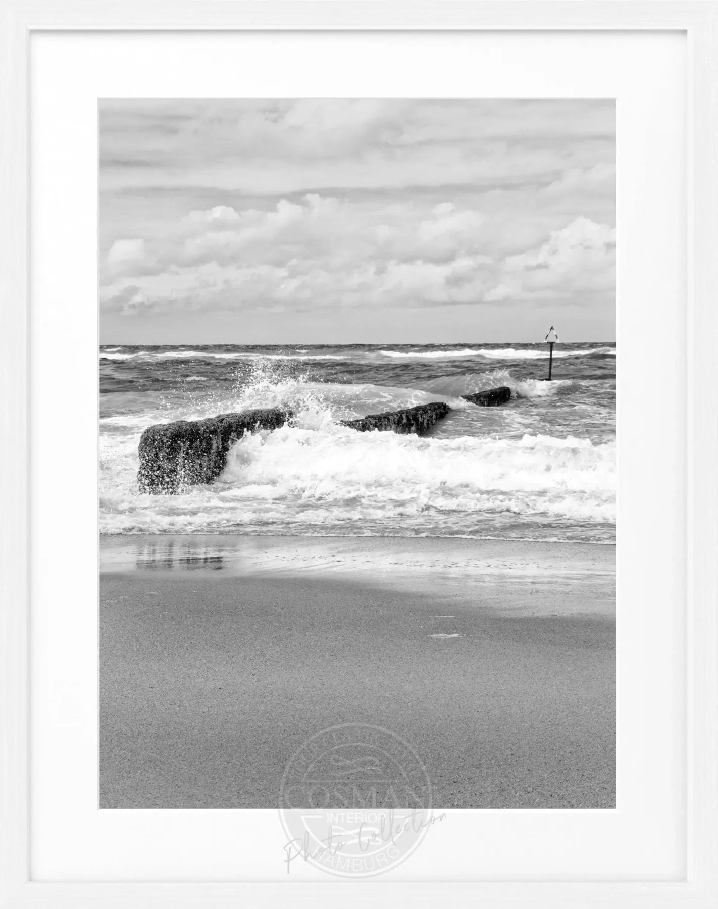 Schwarz-weiß Poster mit Rahmen ’Buhne’ Sylt SY61 von Cosman-Photocollection, 25x31 cm, Bild einer Buhne am Meer