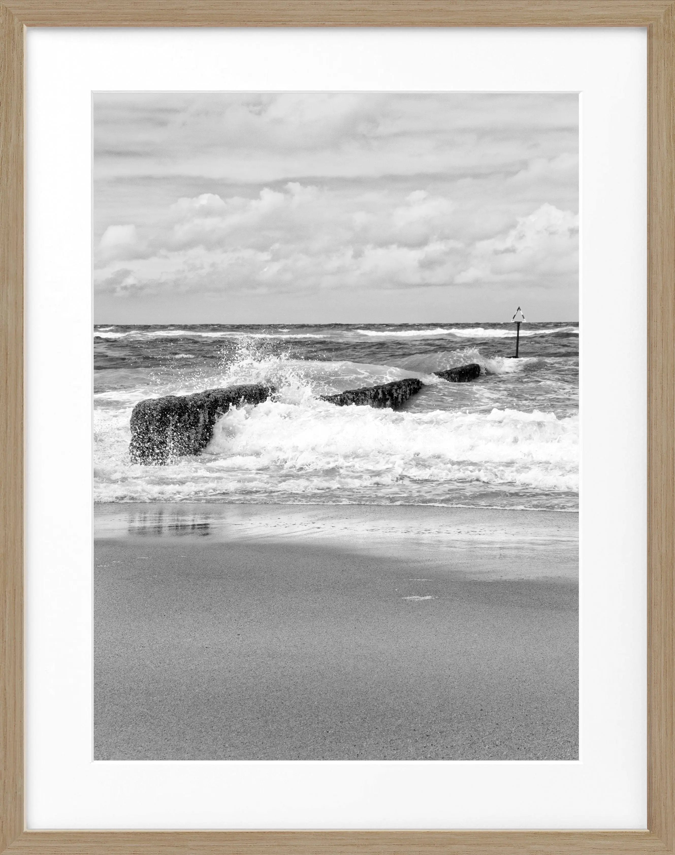Schwarz-weiß Poster mit Rahmen ’Buhne’ Sylt SY61 von Cosman-Photocollection, 25x31 cm, Meeresmotiv