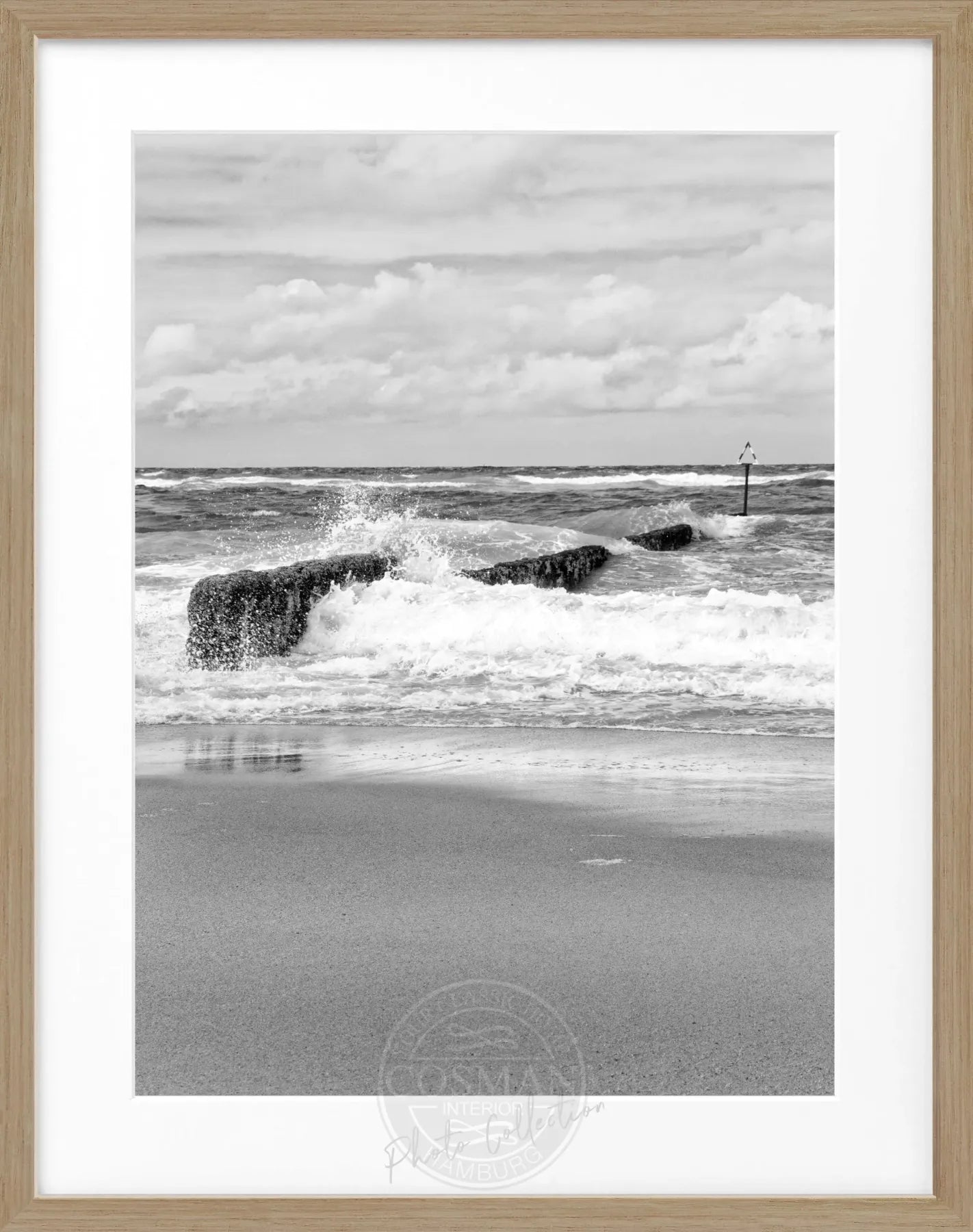 Schwarz-weiß Poster mit Rahmen ’Buhne’ Sylt SY61 von Cosman-Photocollection, Motiv an der Nordseeküste, 25x31 cm