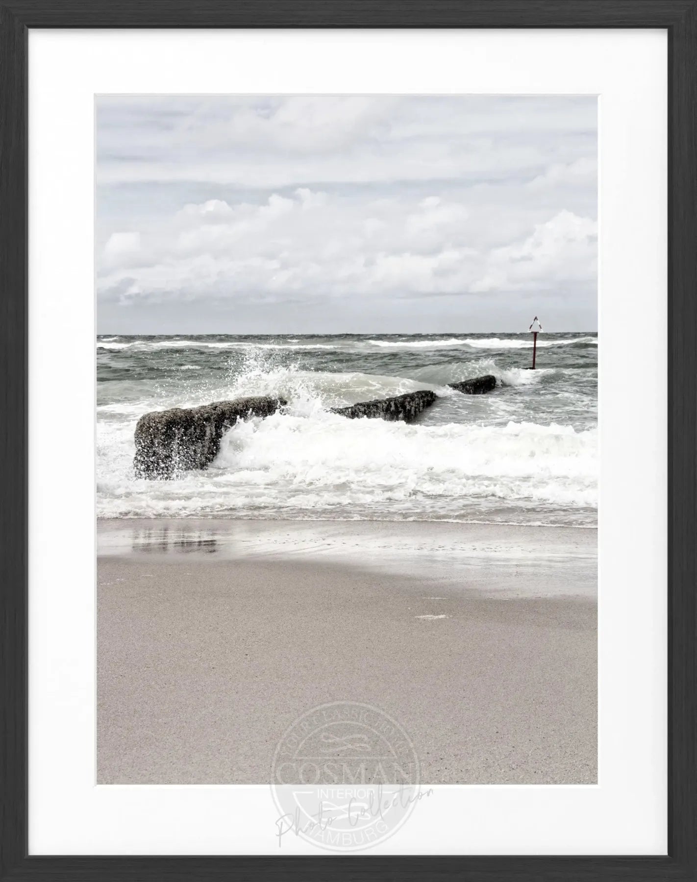Schwarz-weiß Poster mit Rahmen ’Buhne’ Sylt von Cosman-Photocollection, 25x31cm, Meeresbühne am Strand in Bild.