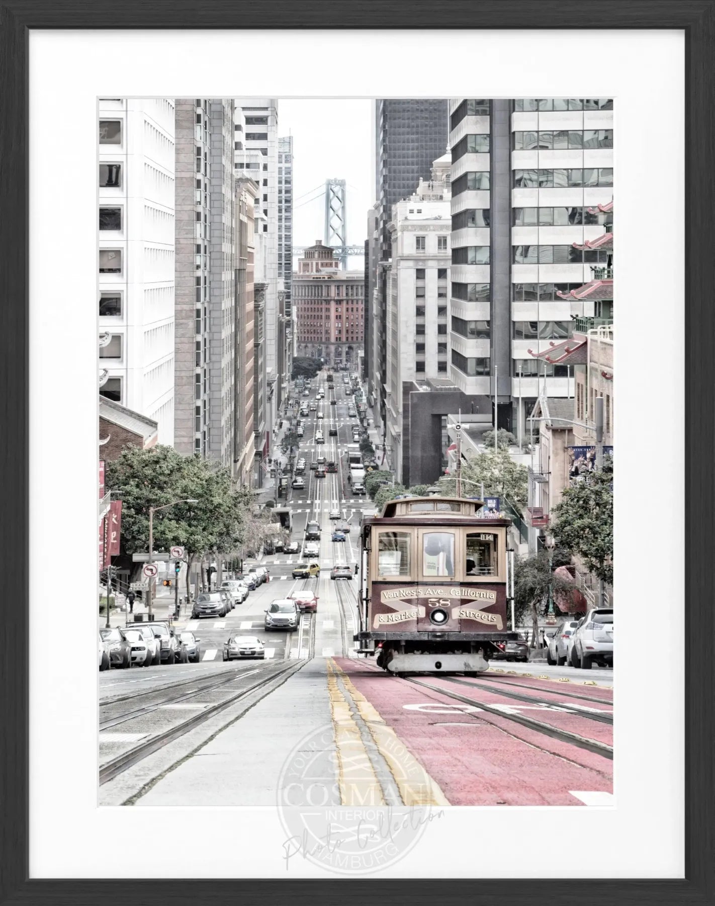 Schwarz-weiß Poster mit Rahmen von Cosman-Photocollection, zeigt Cable Cars in San Francisco, Maße 25x31 cm.