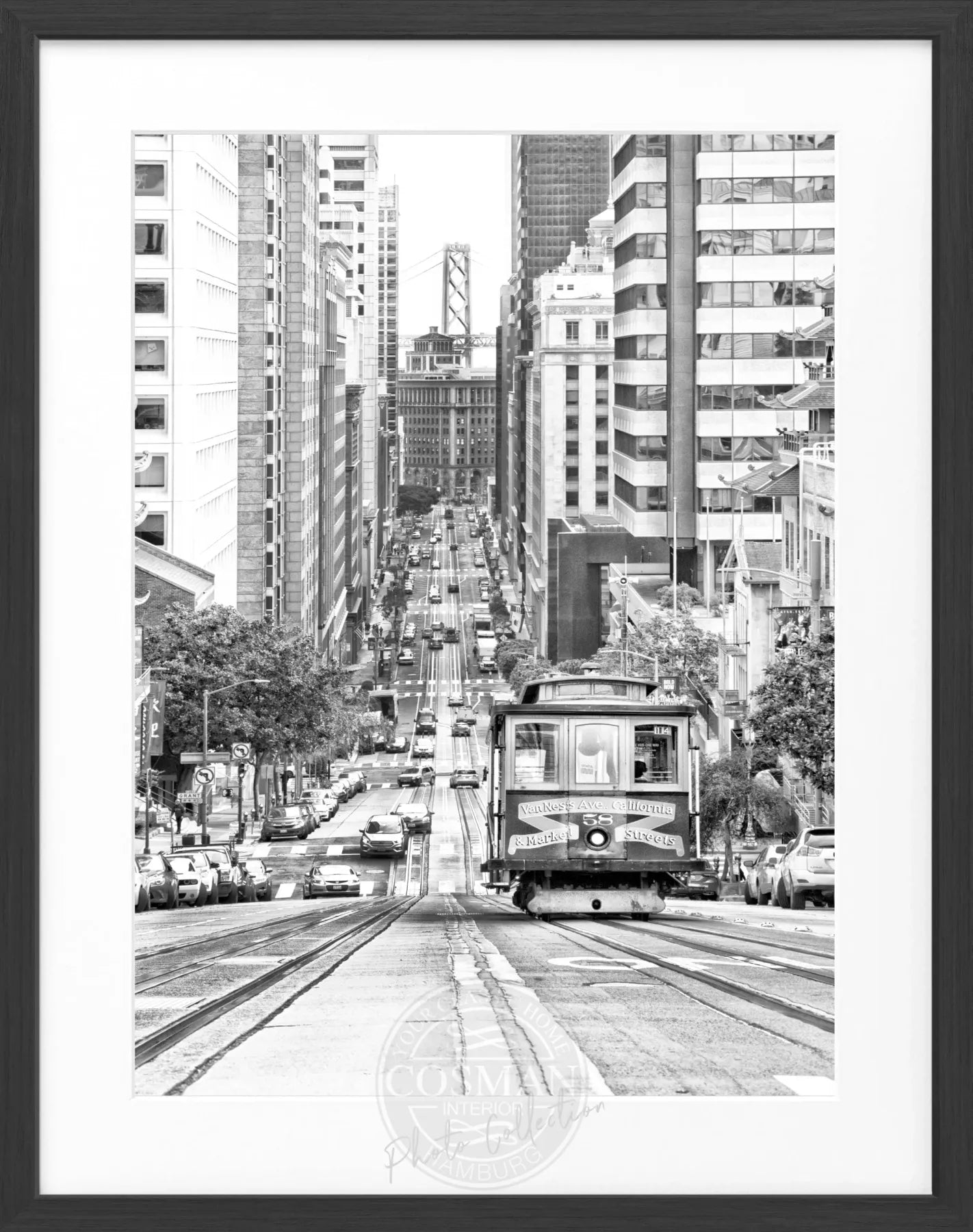 Schwarz-weiß Poster mit Rahmen von Cosman-Photocollection, zeigt Cable Cars in San Francisco, Maße 25x31 cm.