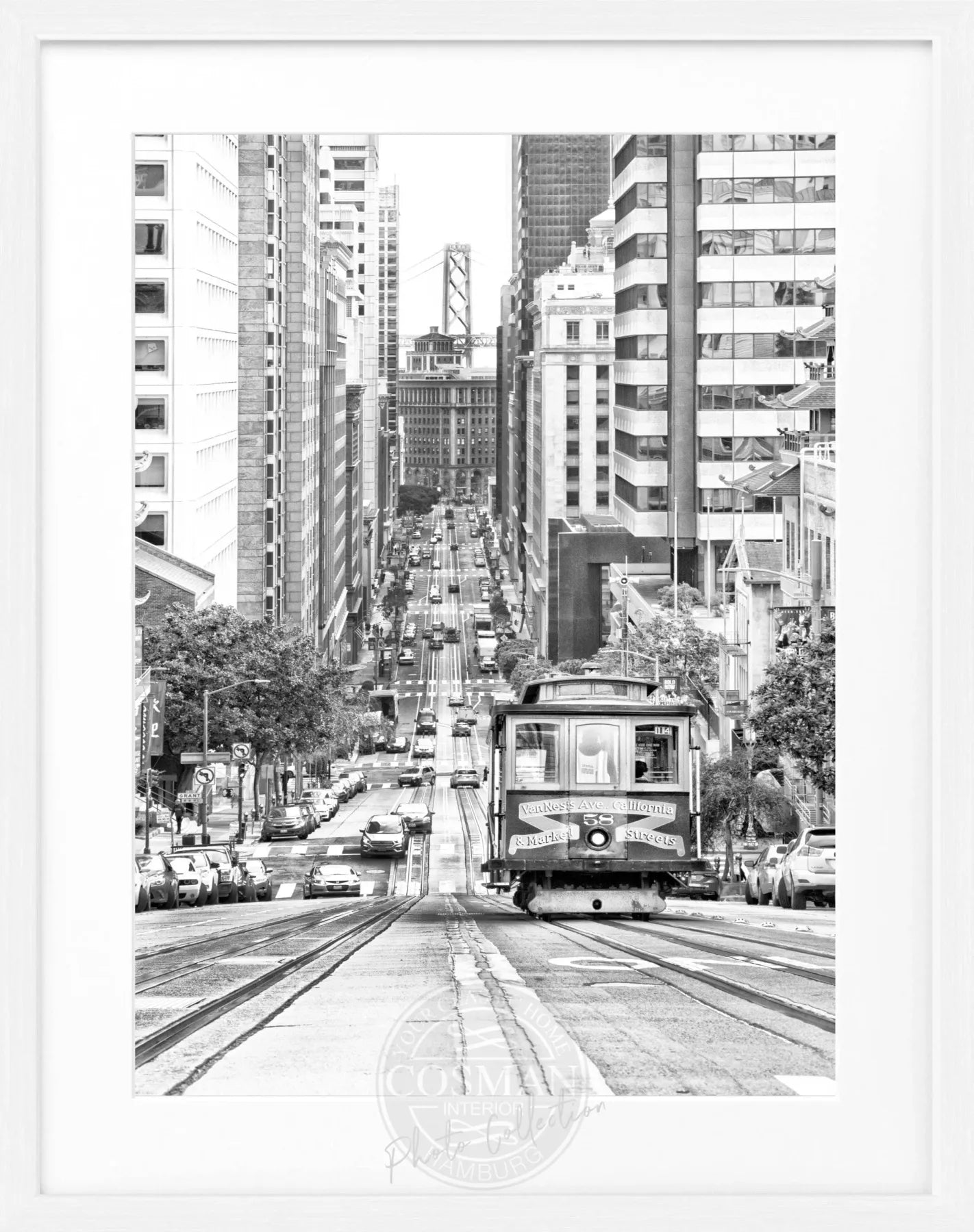 Schwarz-weiß Poster mit Rahmen von Cosman-Photocollection, zeigt Cable Cars in San Francisco, Maße 25x31cm.