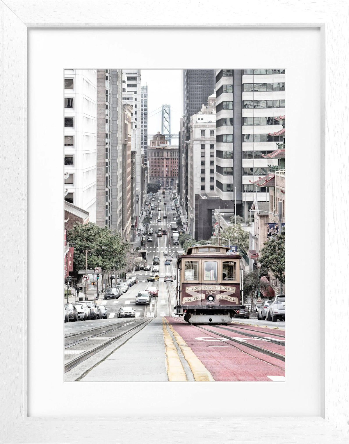 Schwarz-weißer Poster mit Rahmen von Cosman-Photocollection, zeigt Cable Cars in San Francisco, Maße 25x31 cm