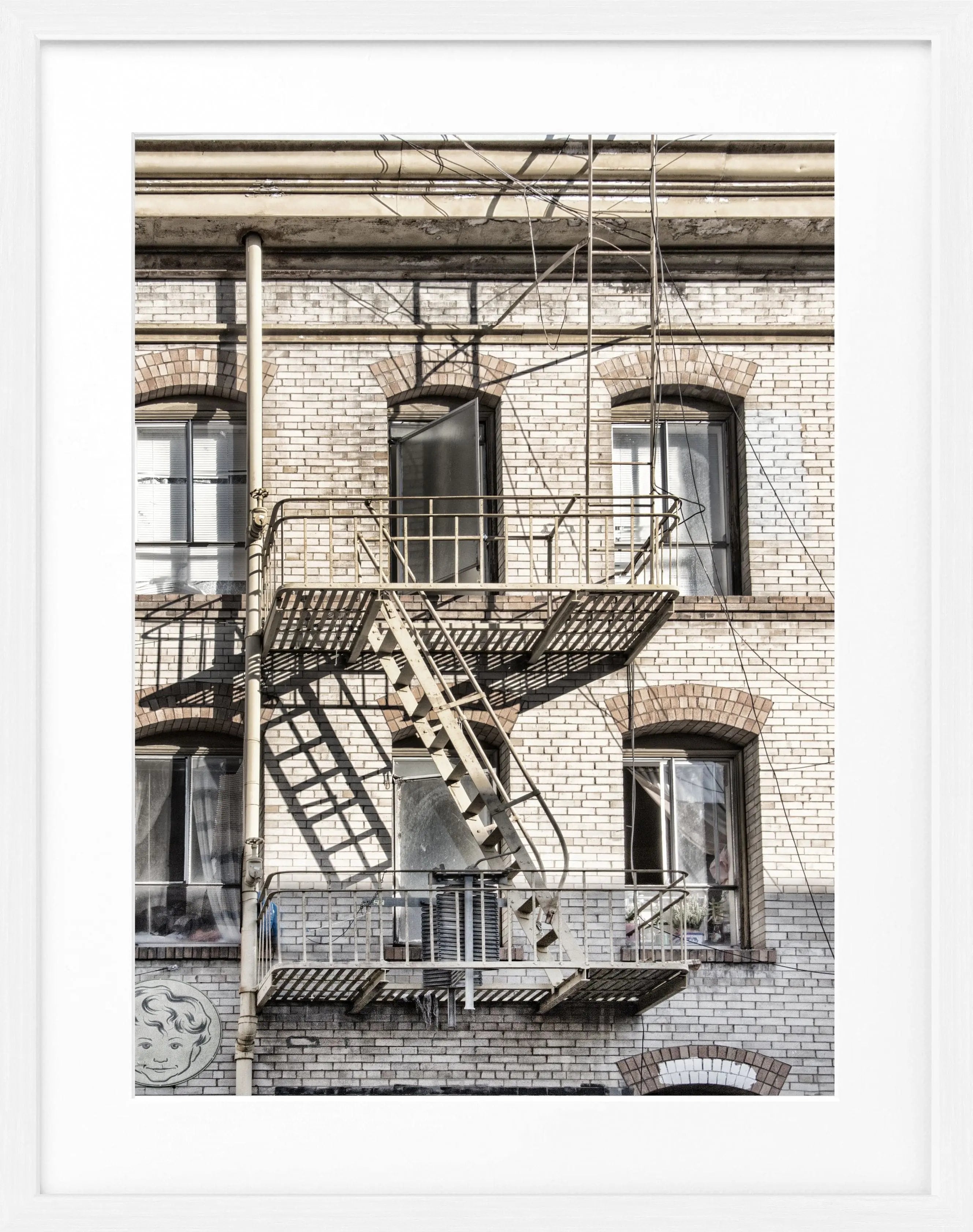 Schwarz-weiß Poster mit Rahmen von Cosman-Photocollection, Feuertreppen in San Francisco, 25x31 cm, Fotografie in Schwarz-Weiß