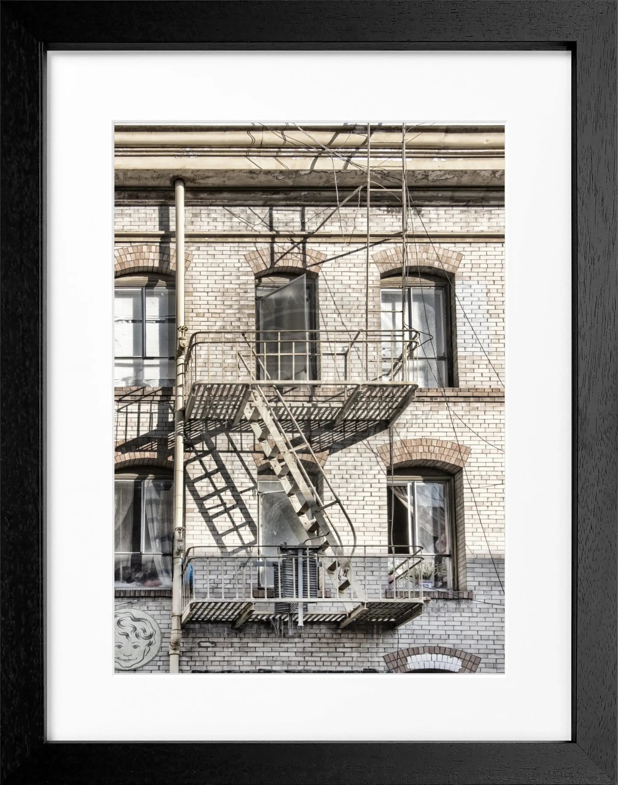 Schwarz-weiß Poster mit Rahmen von Cosman-Photocollection, zeigt die Feuertreppen in San Francisco, 25x31cm, urbanes Motiv