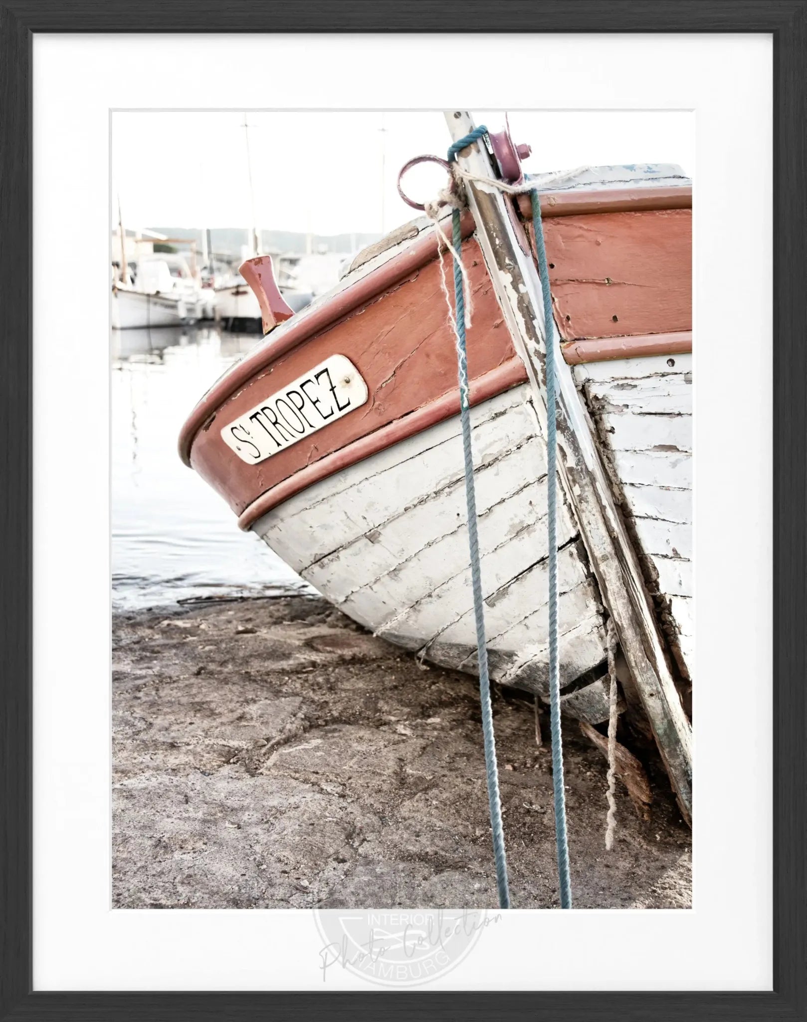 Schwarz-weiß Poster mit Rahmen, Fischerboot in Saint Tropez, Cosman-Photocollection, 25x31 cm, Kunstfotografie.