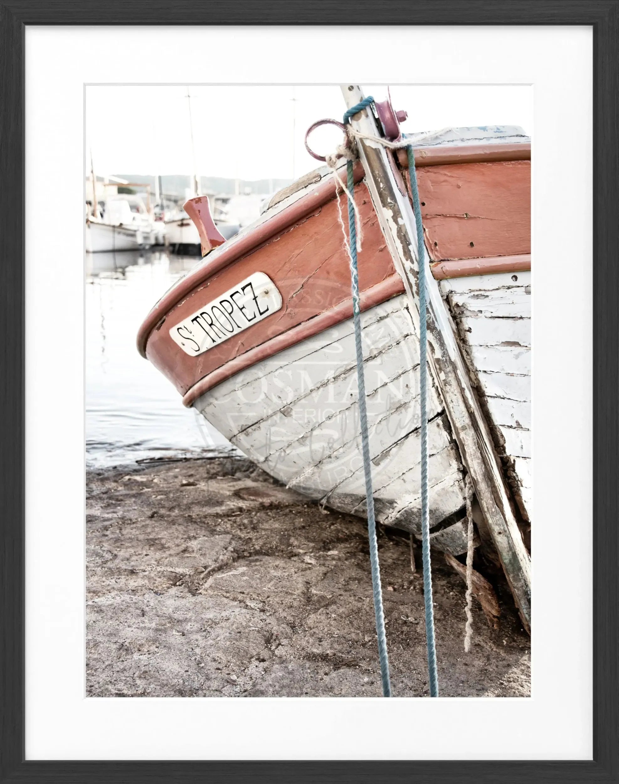 Schwarz-weiß Poster mit Rahmen, Fischerboot in Saint Tropez, Cosman-Photocollection, 25x31 cm, Kunstfotografie.