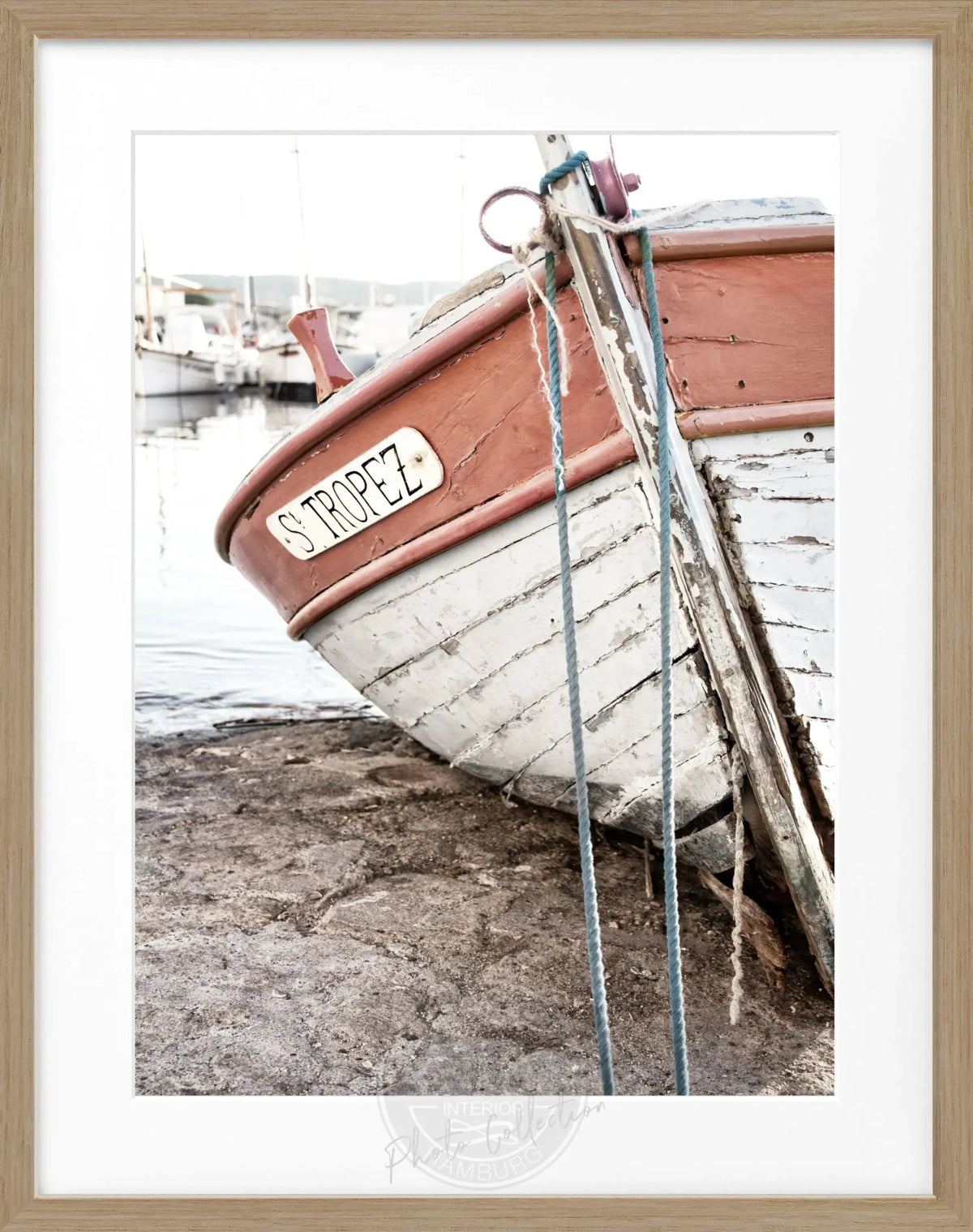 Schwarz-weiß Poster mit Rahmen 'Fischerboot' Saint Tropez von Cosman-Photocollection, 25x31 cm, maritime Bild in eleganter Präsentation.