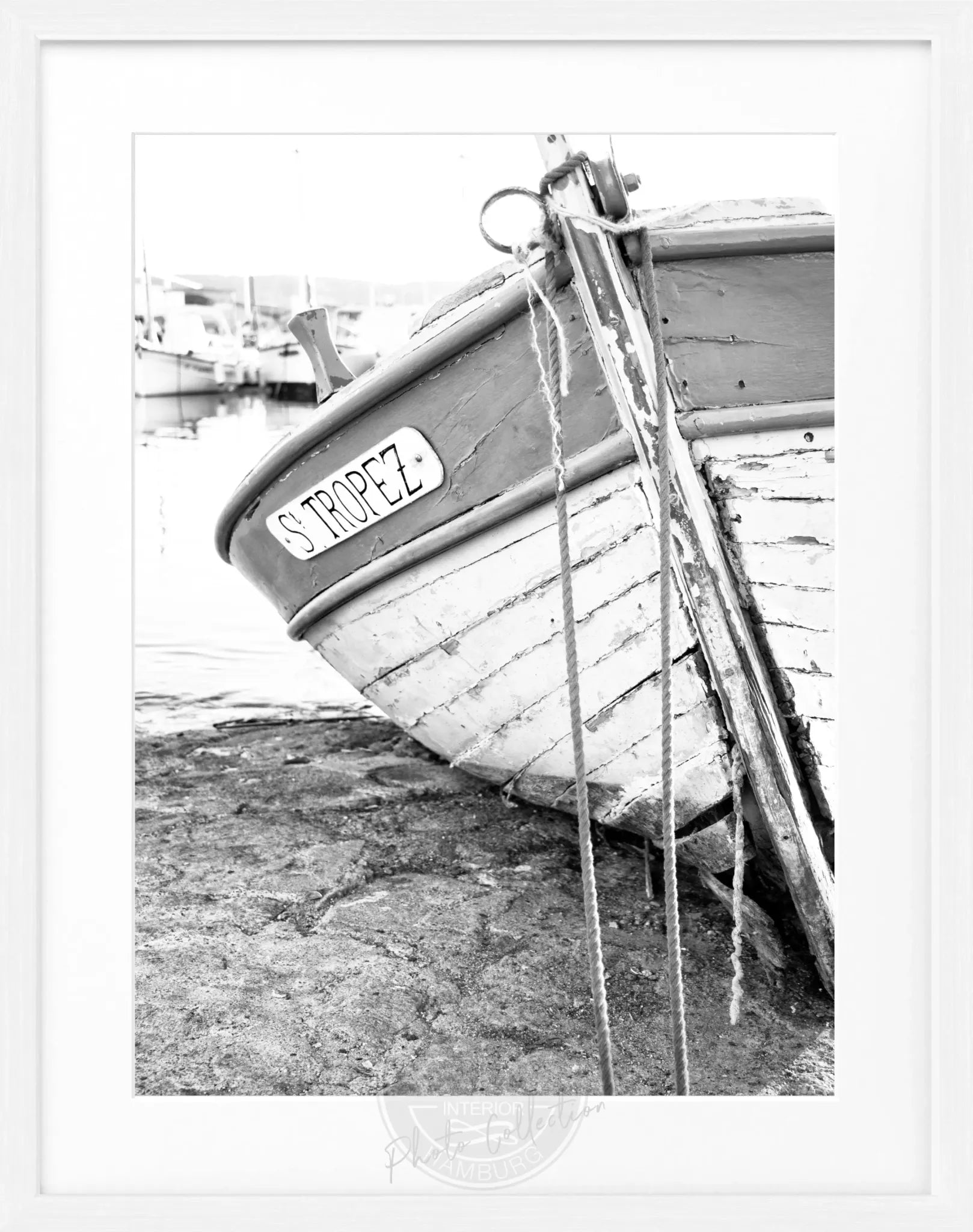 Schwarz-weiß Poster mit Rahmen, Fischerboot in Saint Tropez, von Cosman-Photocollection, 25x31 cm, maritimes Motiv.