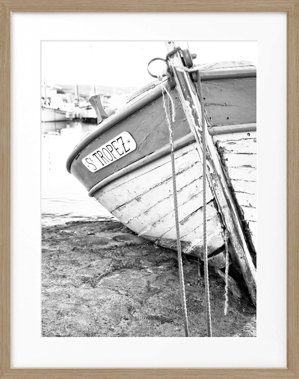 Schwarz-weiß Poster mit Rahmen ‘Fischerboot’ Saint Tropez von Cosman-Photocollection, 25x31 cm, maritime Küstenlandschaft.