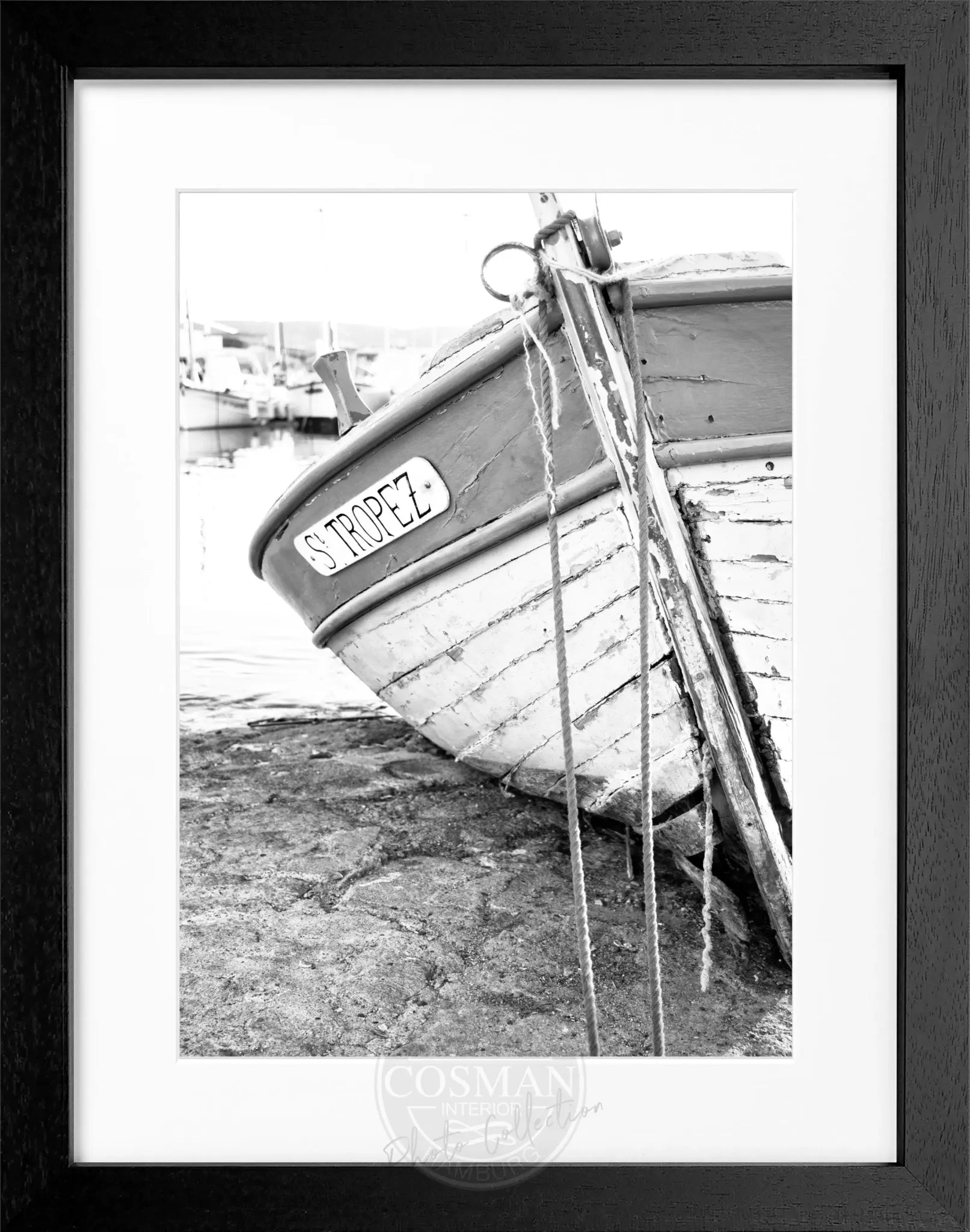 Schwarz-weiß Poster mit Rahmen, Fischerboot in Saint Tropez, von Cosman-Photocollection, 25x31 cm, maritimes Motiv