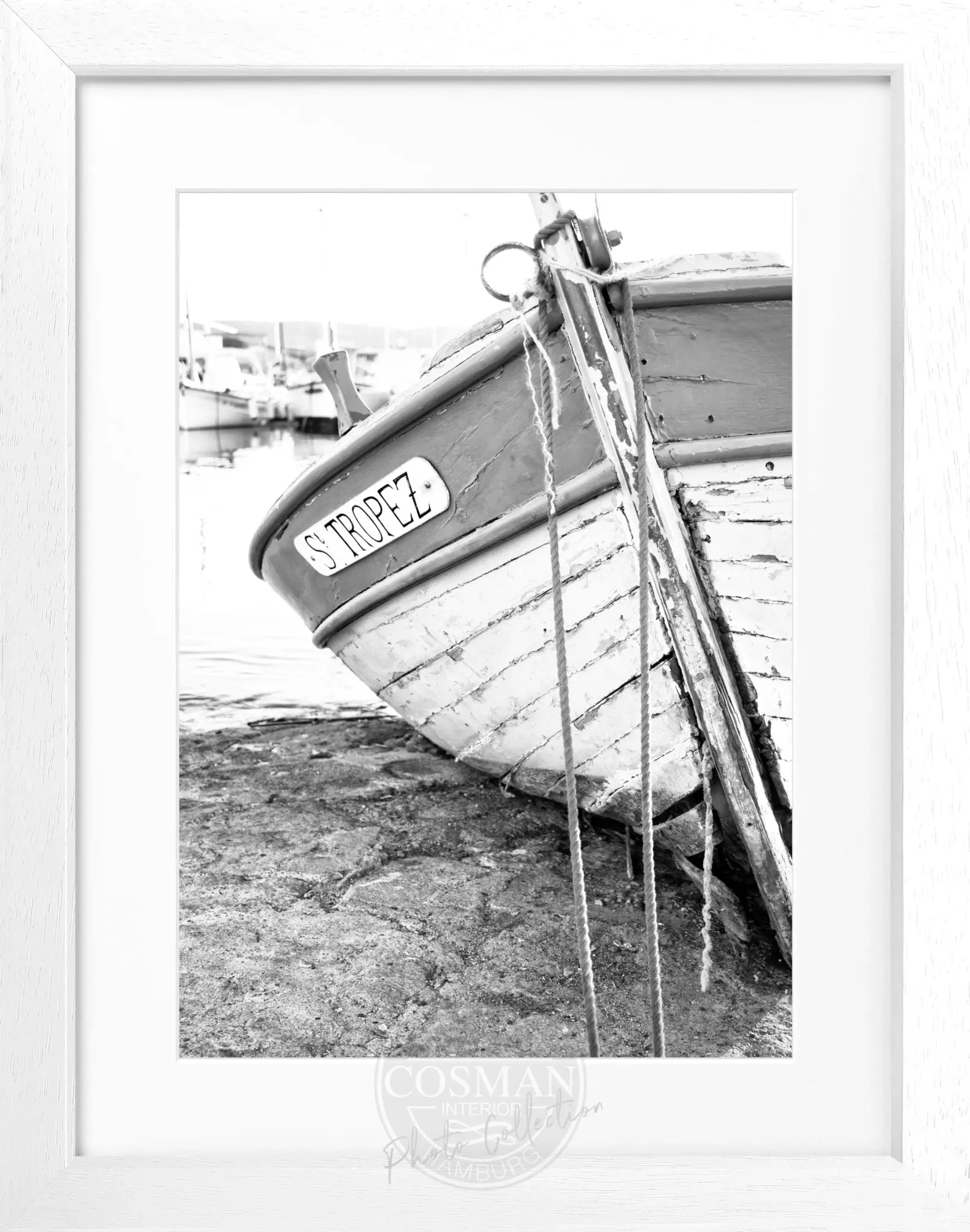 Schwarz-weiß Poster mit Rahmen ’Fischerboot’ von Cosman-Photocollection, 25x31cm, für maritime Dekoration in Saint Tropez.