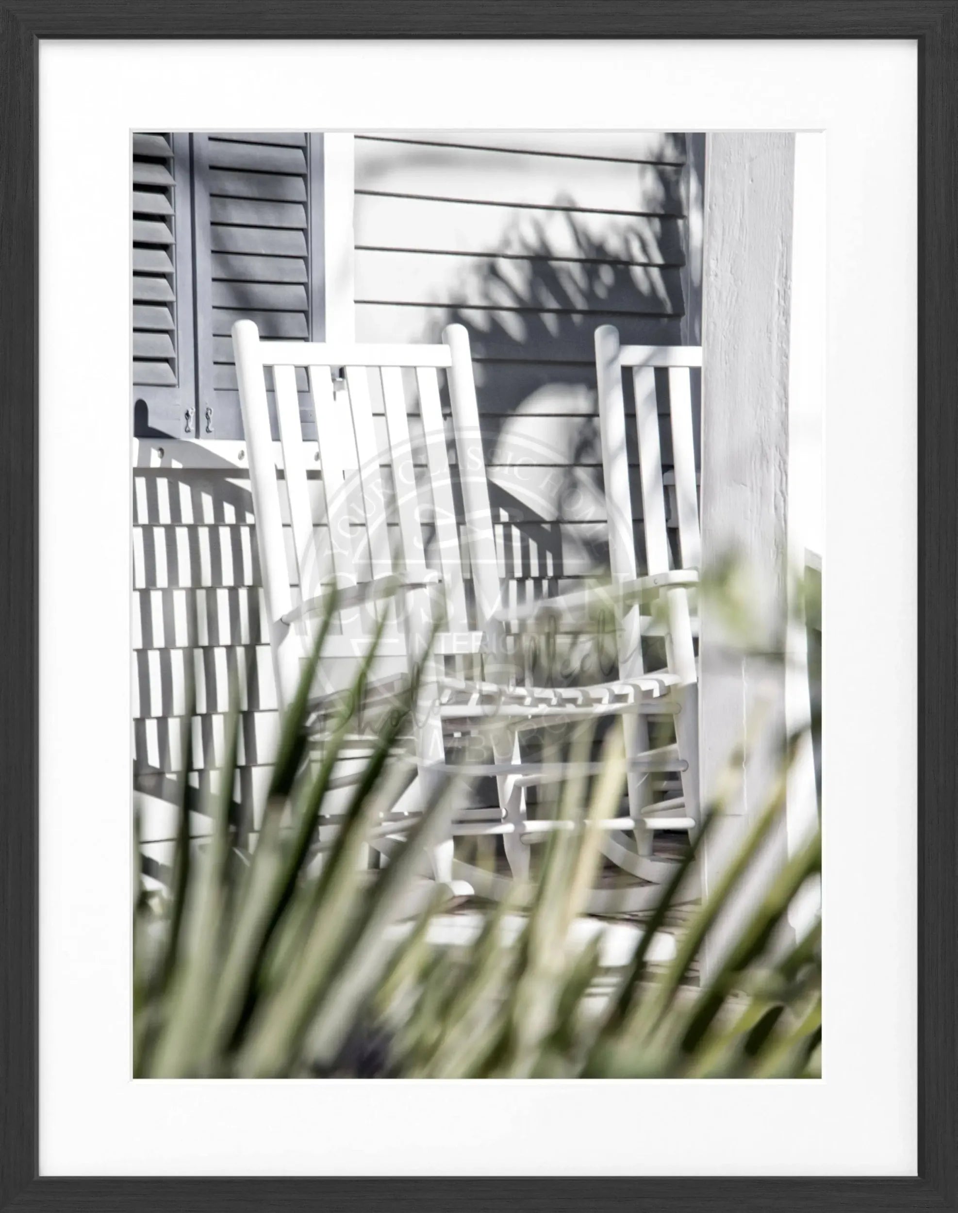 Schwarz-weiß Poster mit Rahmen von Florida Key West, zeigt einen Deckchair, von Cosman-Photocollection, 25x31cm.