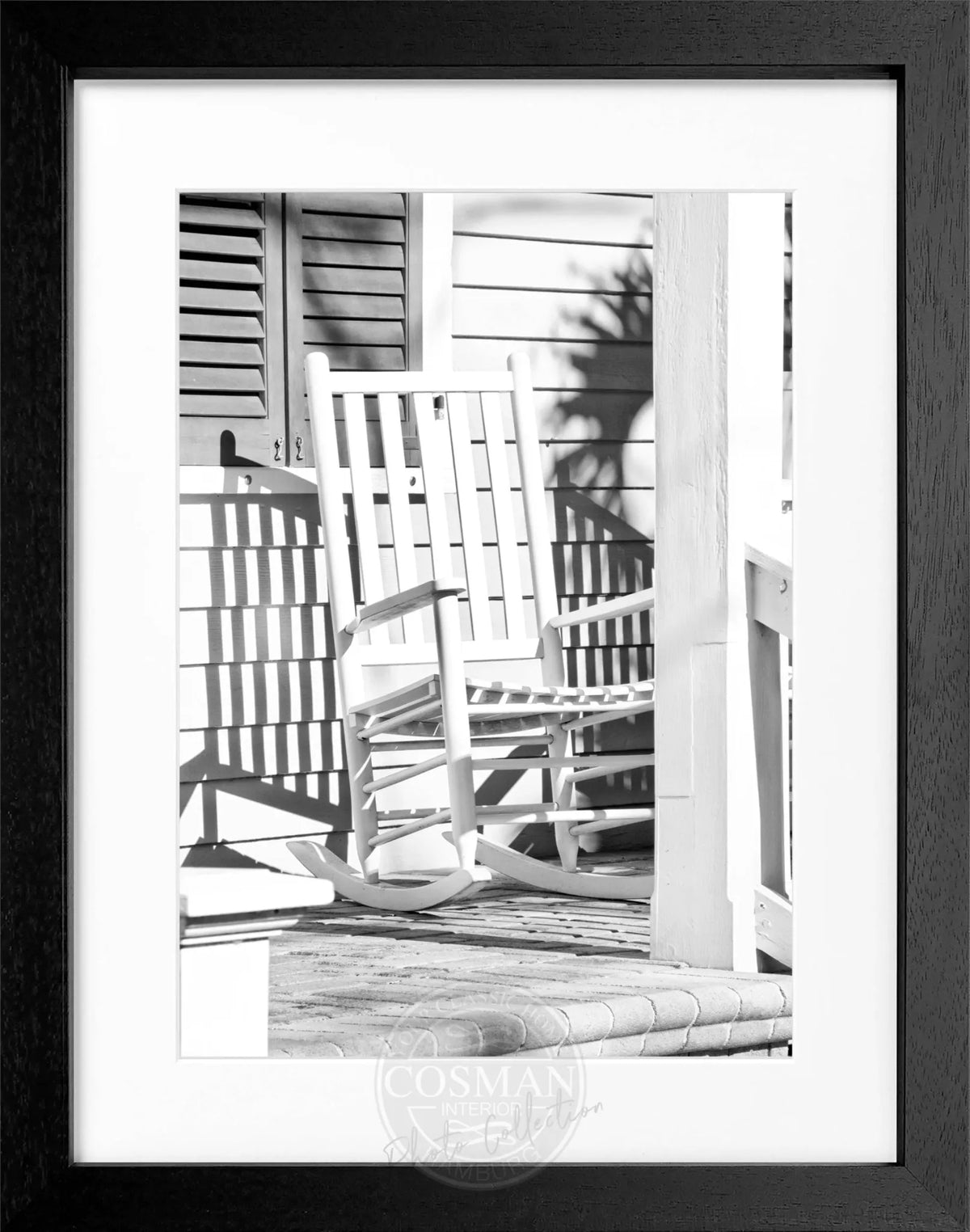 Schwarz-weiß Poster mit Rahmen von Florida Key West, zeigt ein Deckchair, von Cosman-Photocollection, 25x31 cm.
