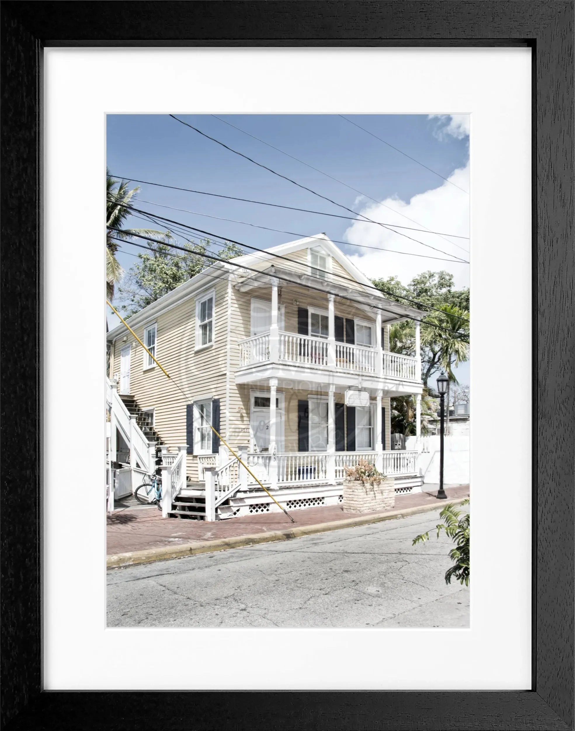 Schwarz-weiß Poster mit Rahmen von Florida Key West, 25x31 cm, von Cosman-Photocollection, zeigt eine typische Küstenansicht
