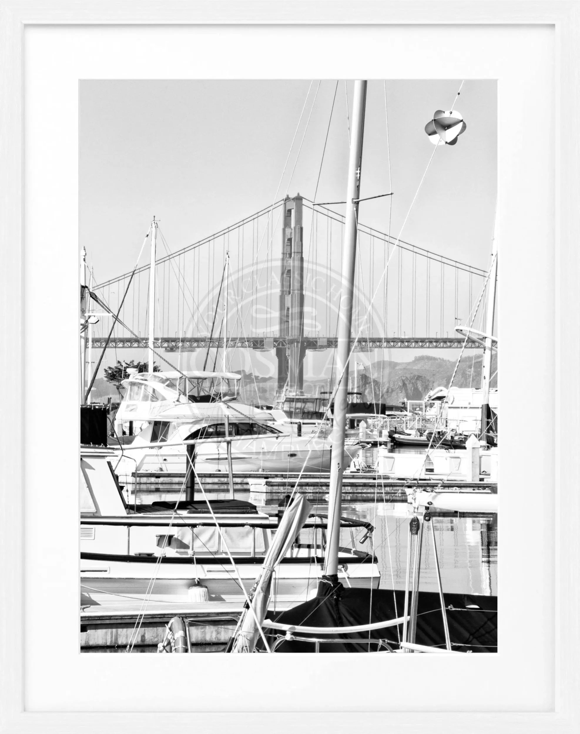 Schwarz-weiß Poster mit Rahmen von der Golden Gate Bridge in San Francisco, von Cosman-Photocollection, 25x31 cm