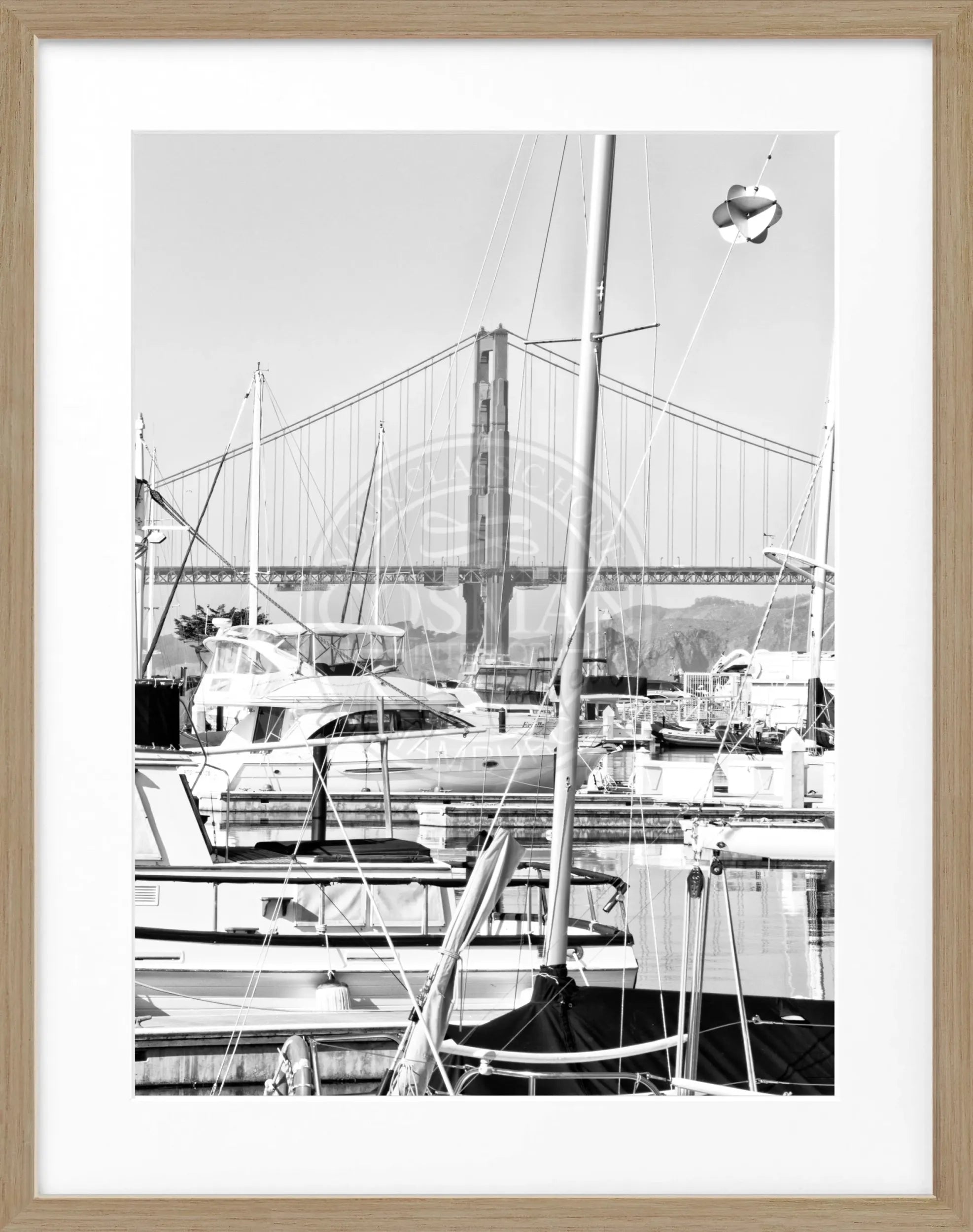 Schwarz-weiß Poster mit Rahmen von Cosman-Photocollection, Golden Gate Bridge in San Francisco, Maße 25x31 cm