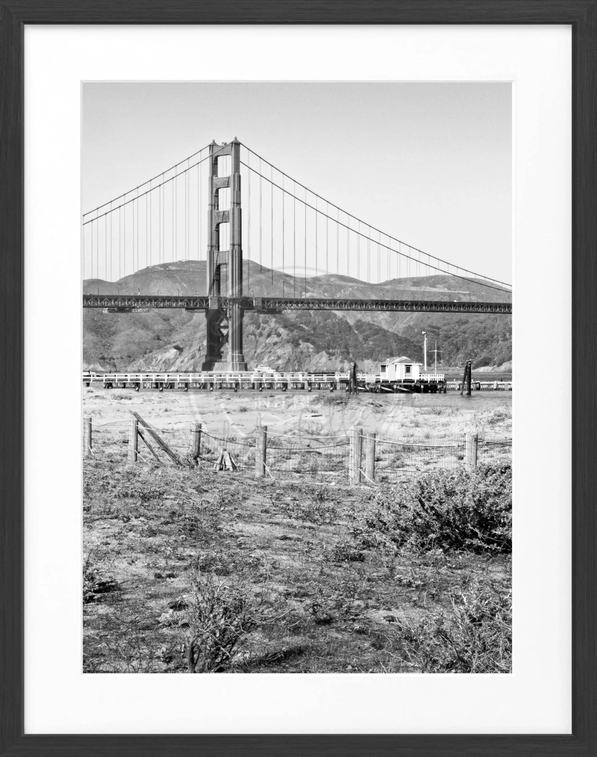 Schwarz-weiß Poster mit Rahmen von Cosman-Photocollection, Golden Gate Bridge in San Francisco, Maße 25x31 cm