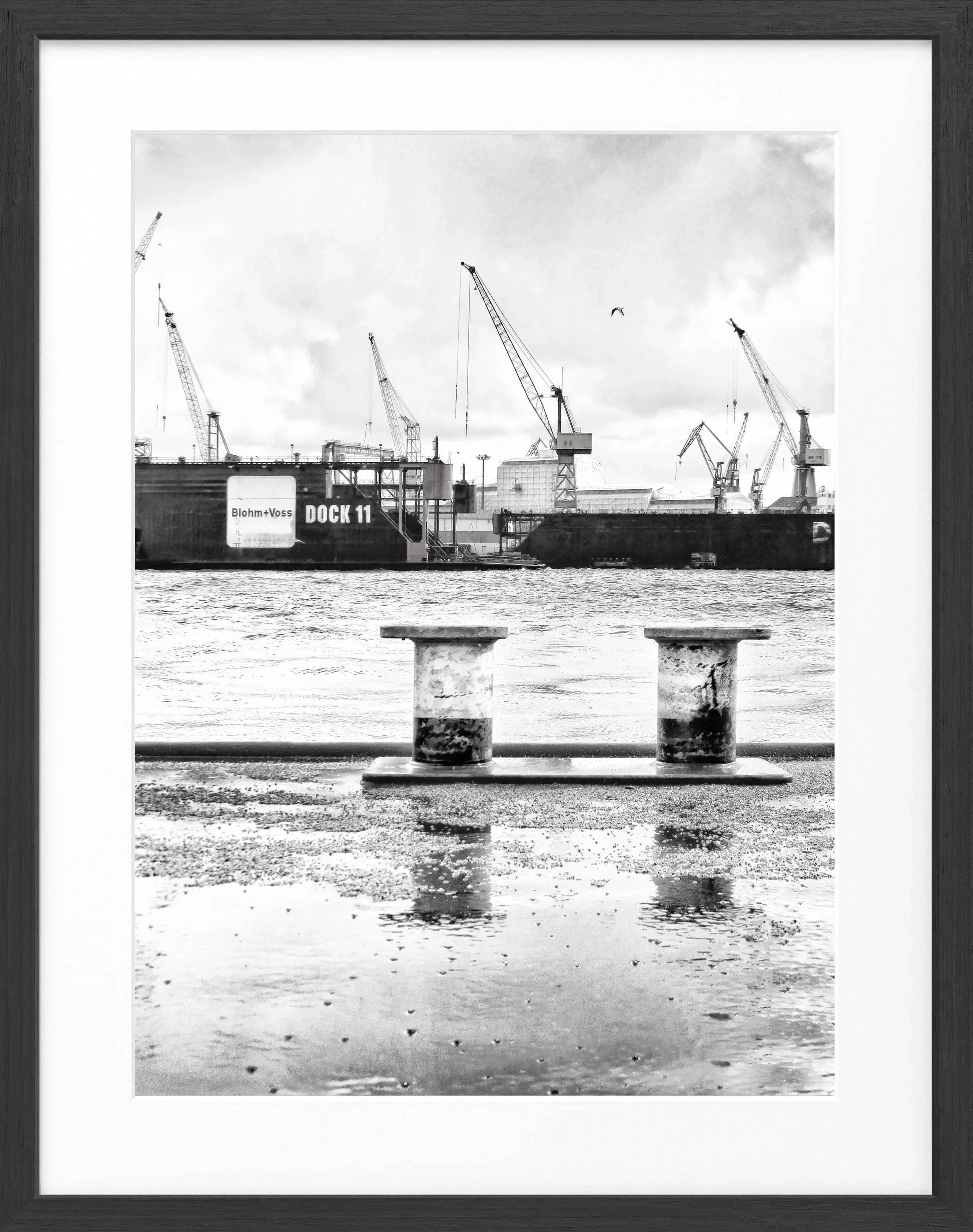 Schwarz-weiß Hamburg Hafen Poster mit Rahmen, Motiv Dock 11, von Cosman-Photocollection, 25x31 cm, Wanddekoration