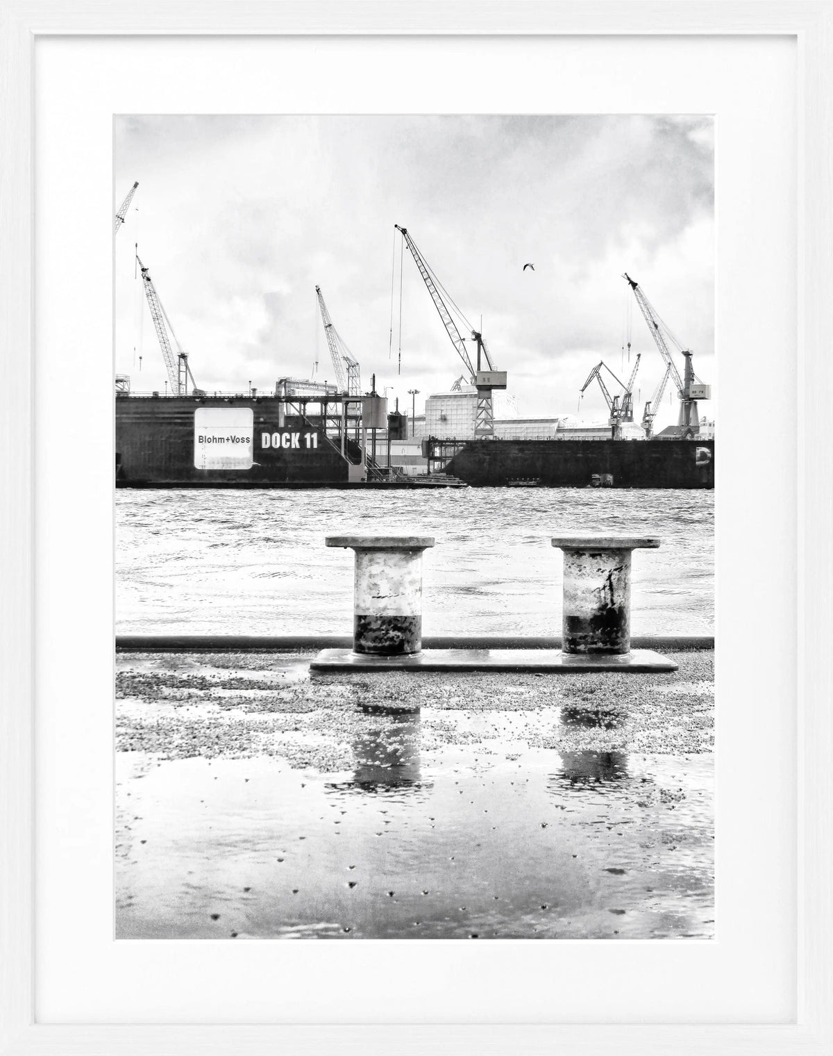 Schwarz-weiß Poster mit Rahmen, Hamburg Hafen Dock 11, von Cosman-Photocollection, 25x31 cm, maritimes Hafenmotiv