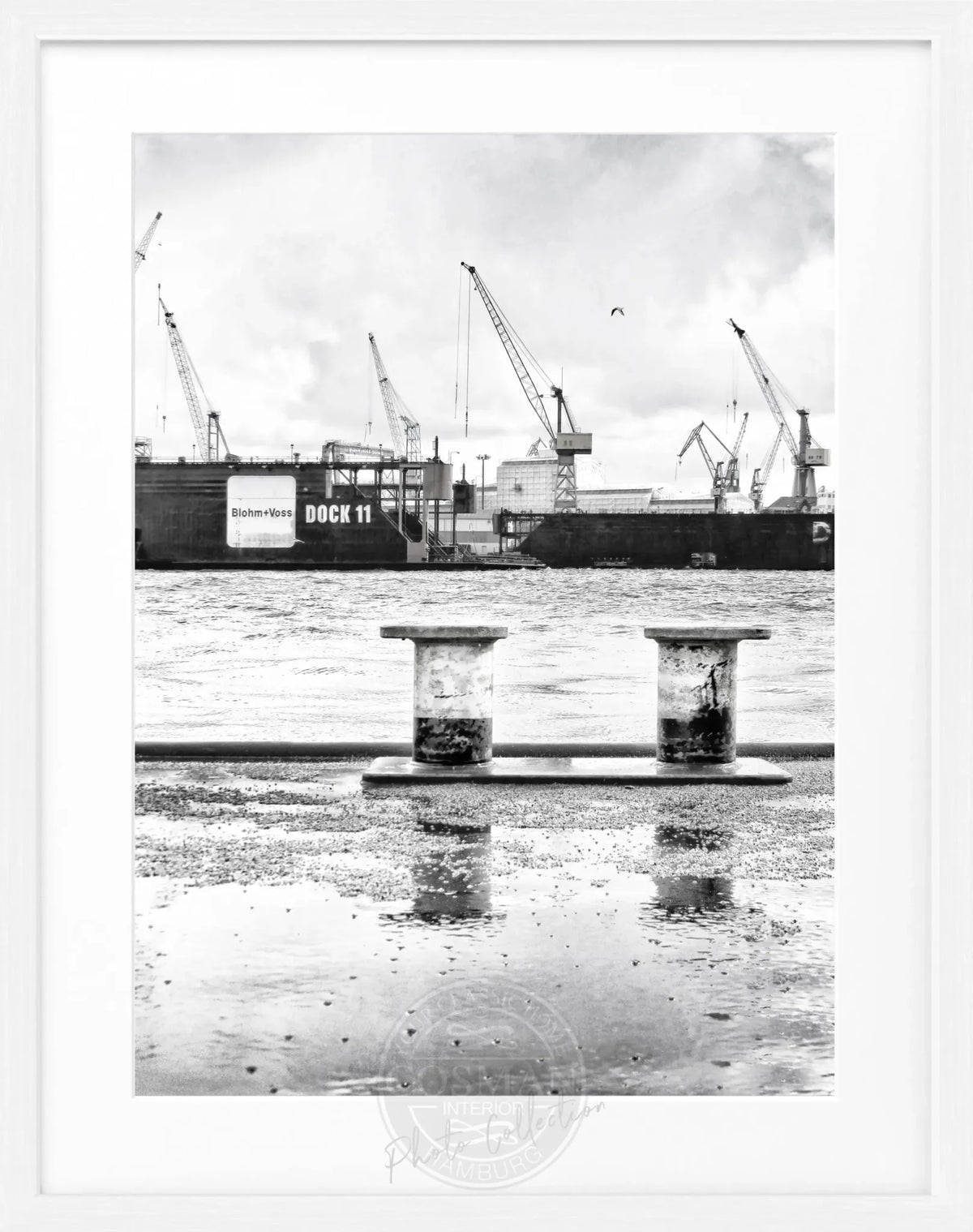 Schwarz-weiß Poster mit Rahmen, Hamburg Hafen Dock 11, von Cosman-Photocollection, 25x31 cm, maritimes Hafenmotiv